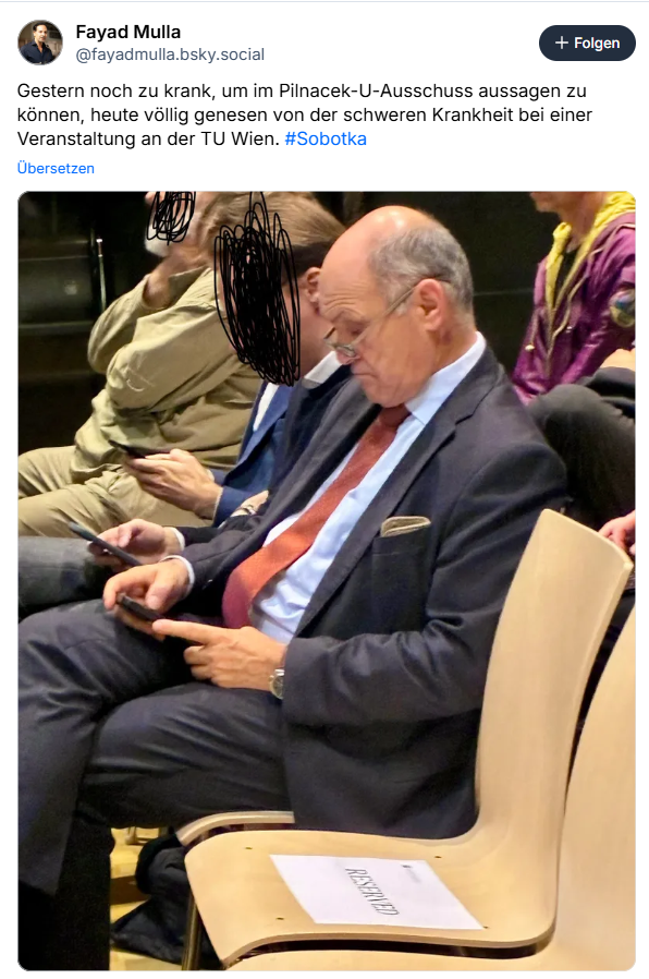 Wolfgang Sobotka sitzt mit Handy in der Hand auf einem Stuhl bei einer Veranstaltung.