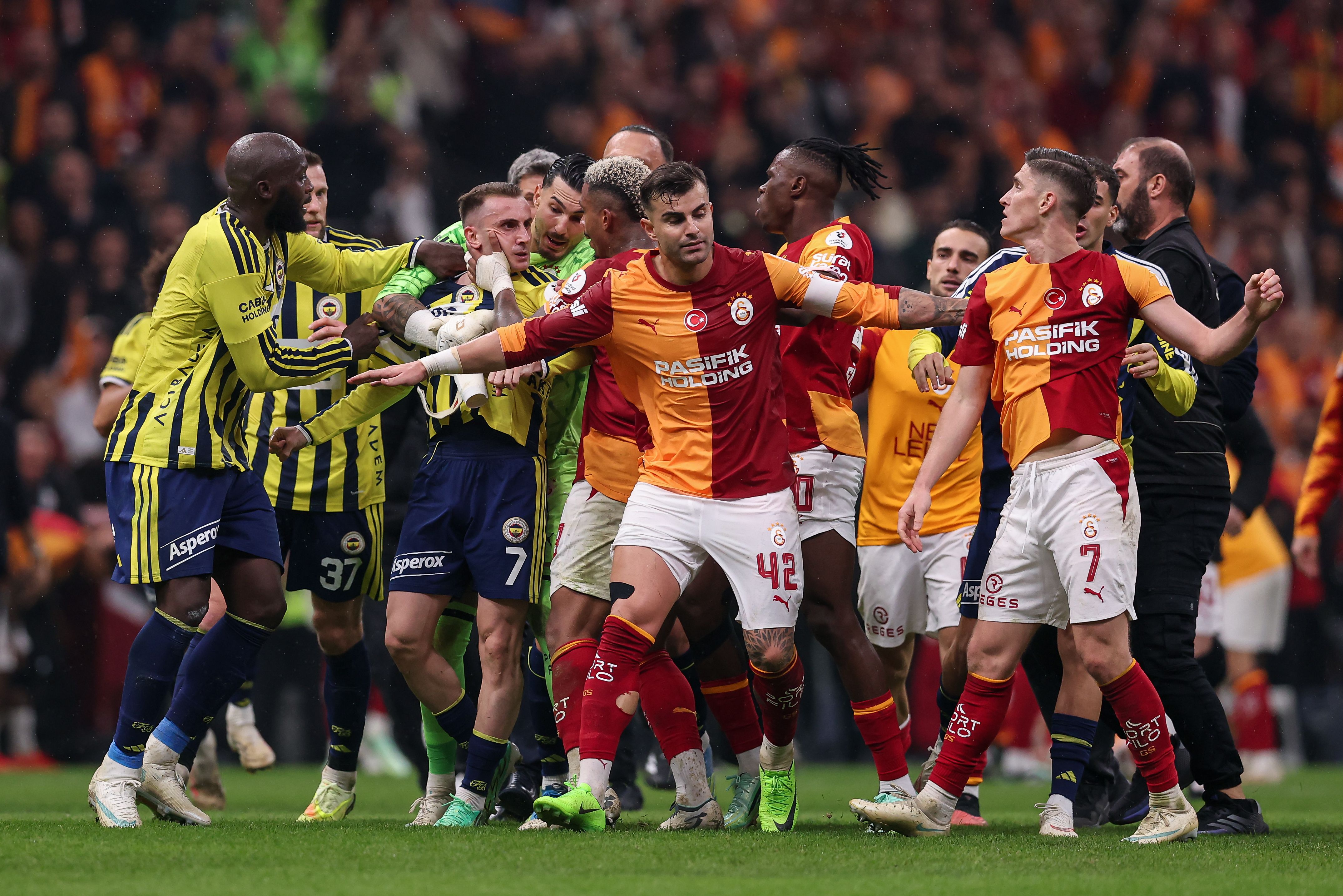 Spieler von Galatasaray und Fenerbahce geraten während eines Fußballspiels aneinander.
