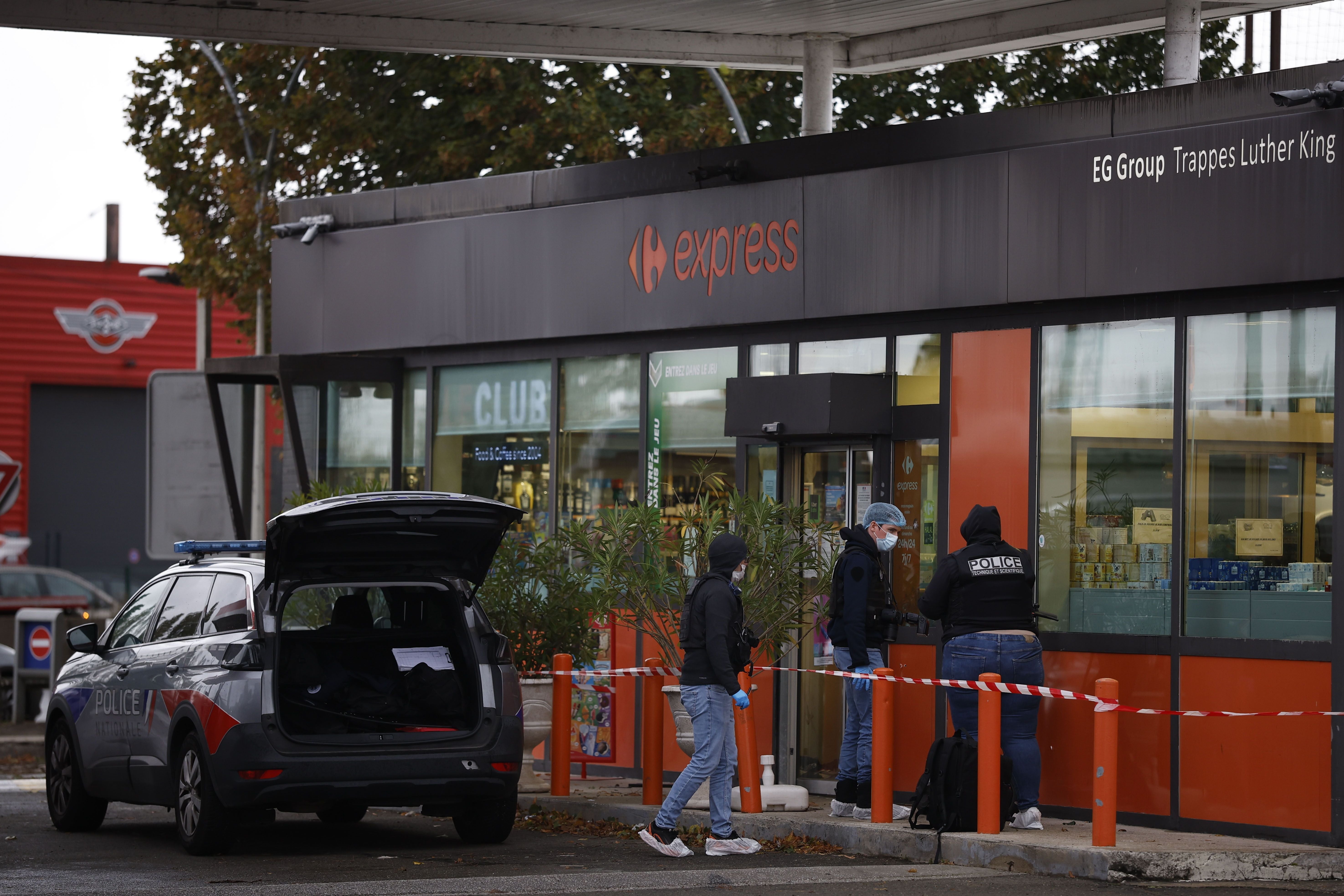 Französische Polizei untersucht eine Schießerei an einer Tankstelle in Trappes bei Paris.