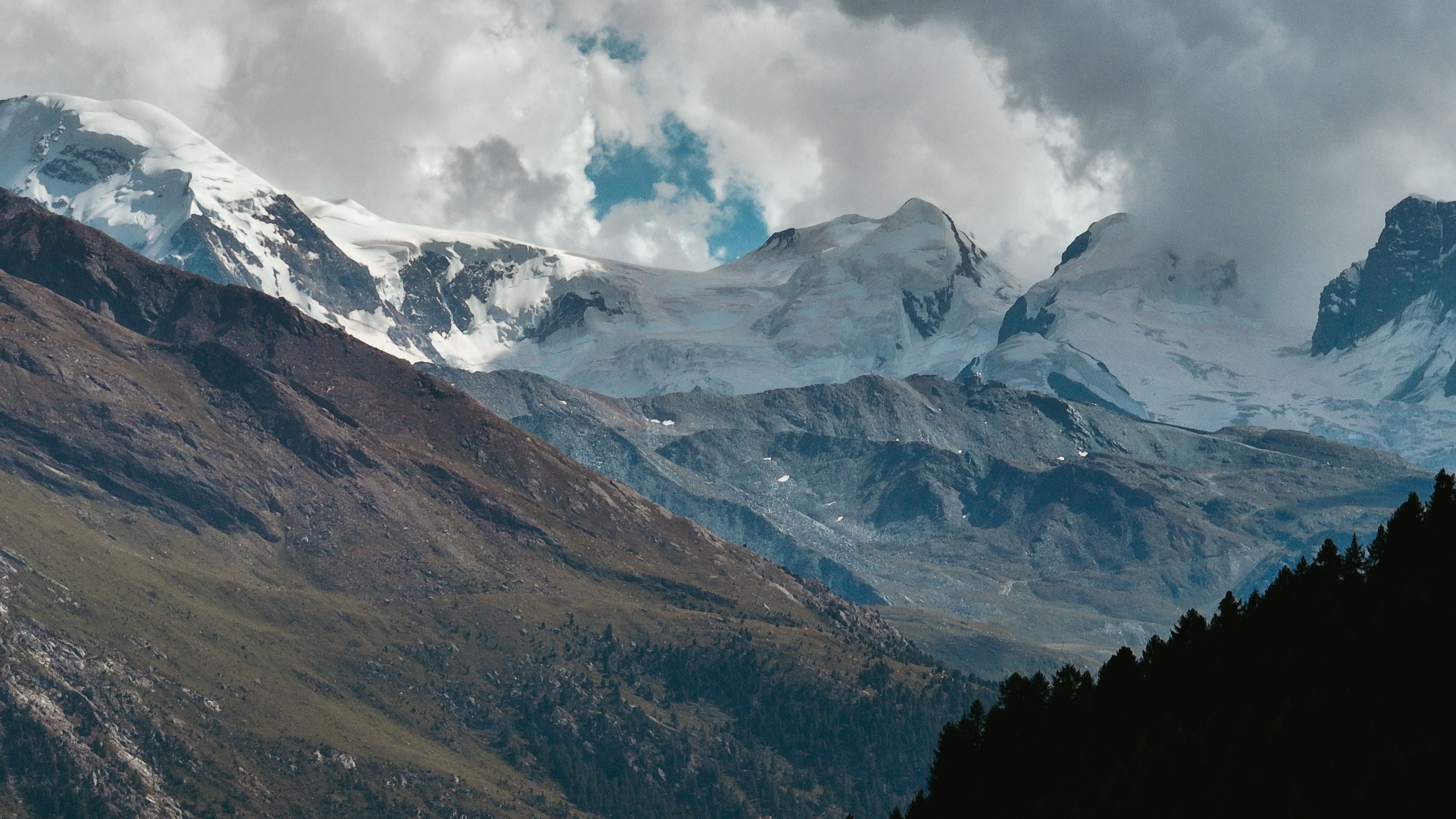 Dramatische Wolken über dem Randa-Gletscher mit Eis und Berglandschaft in den Schweizer Alpen.