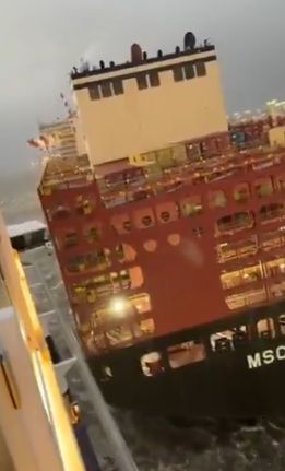 Ein Containerschiff stößt bei Sturm mit einem anderen Schiff auf dem Meer zusammen.