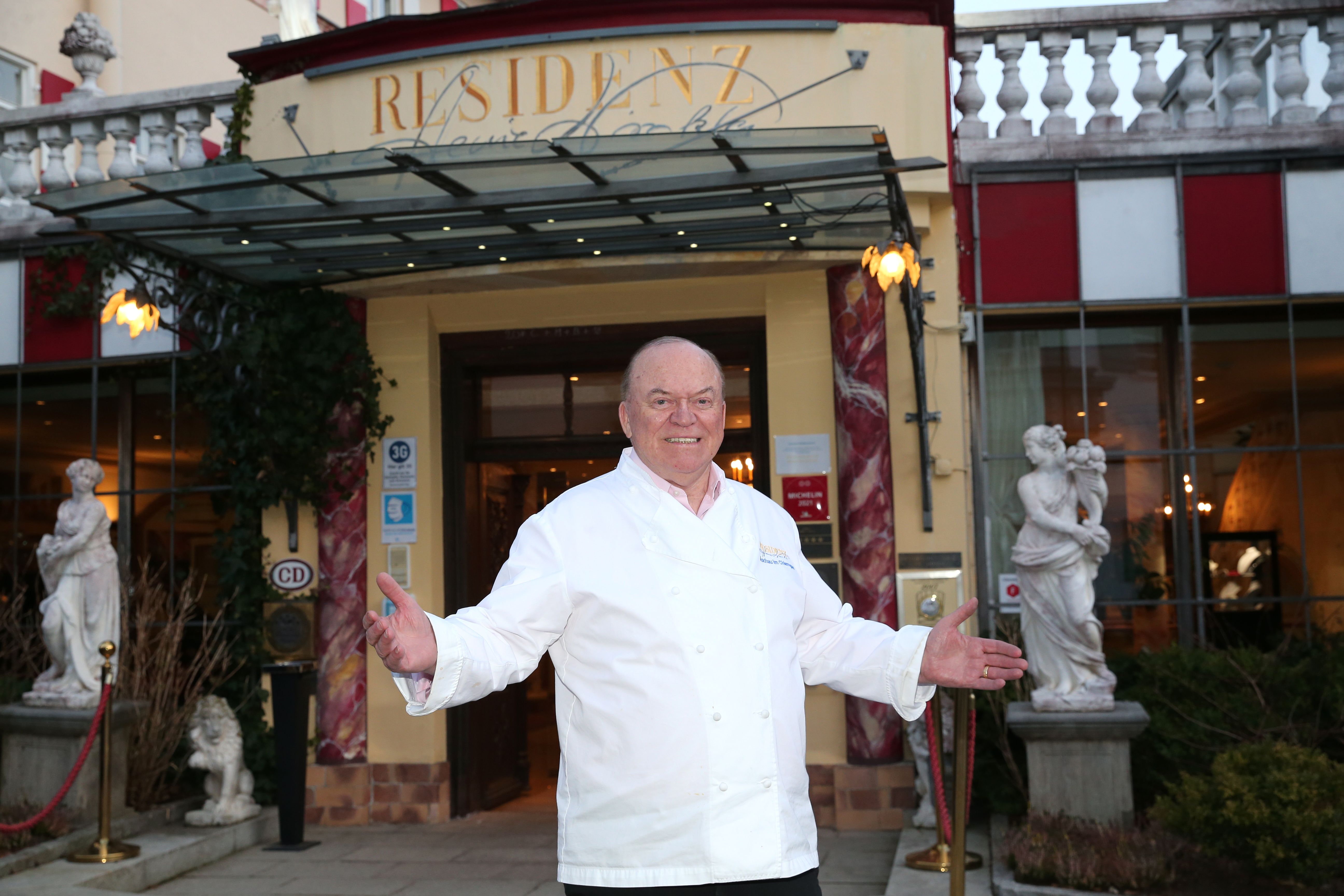 Heinz Winkler vor seiner "Residenz"