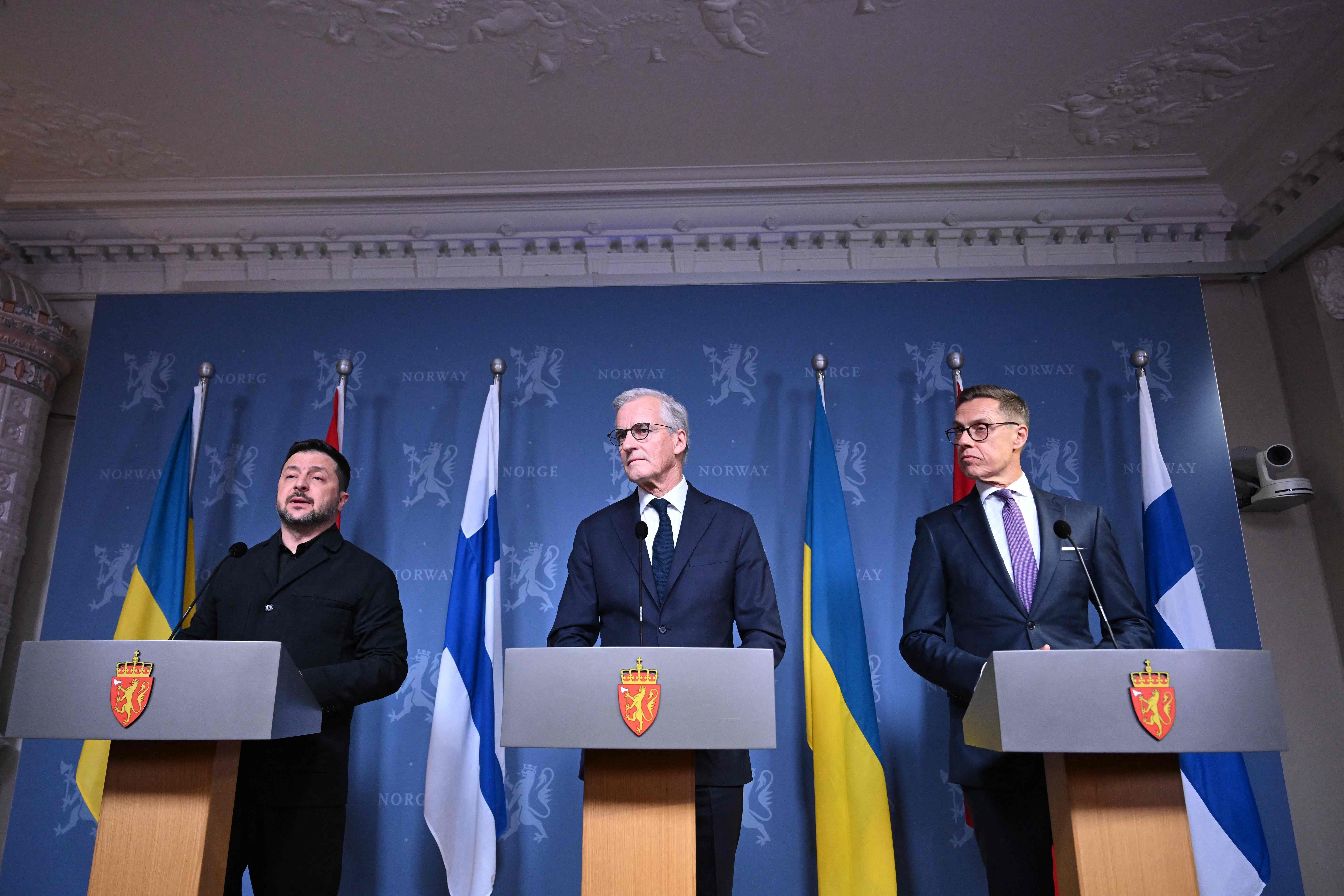 Drei Politiker geben in Oslo vor ukrainischer, norwegischer und finnischer Flagge eine Pressekonferenz.
