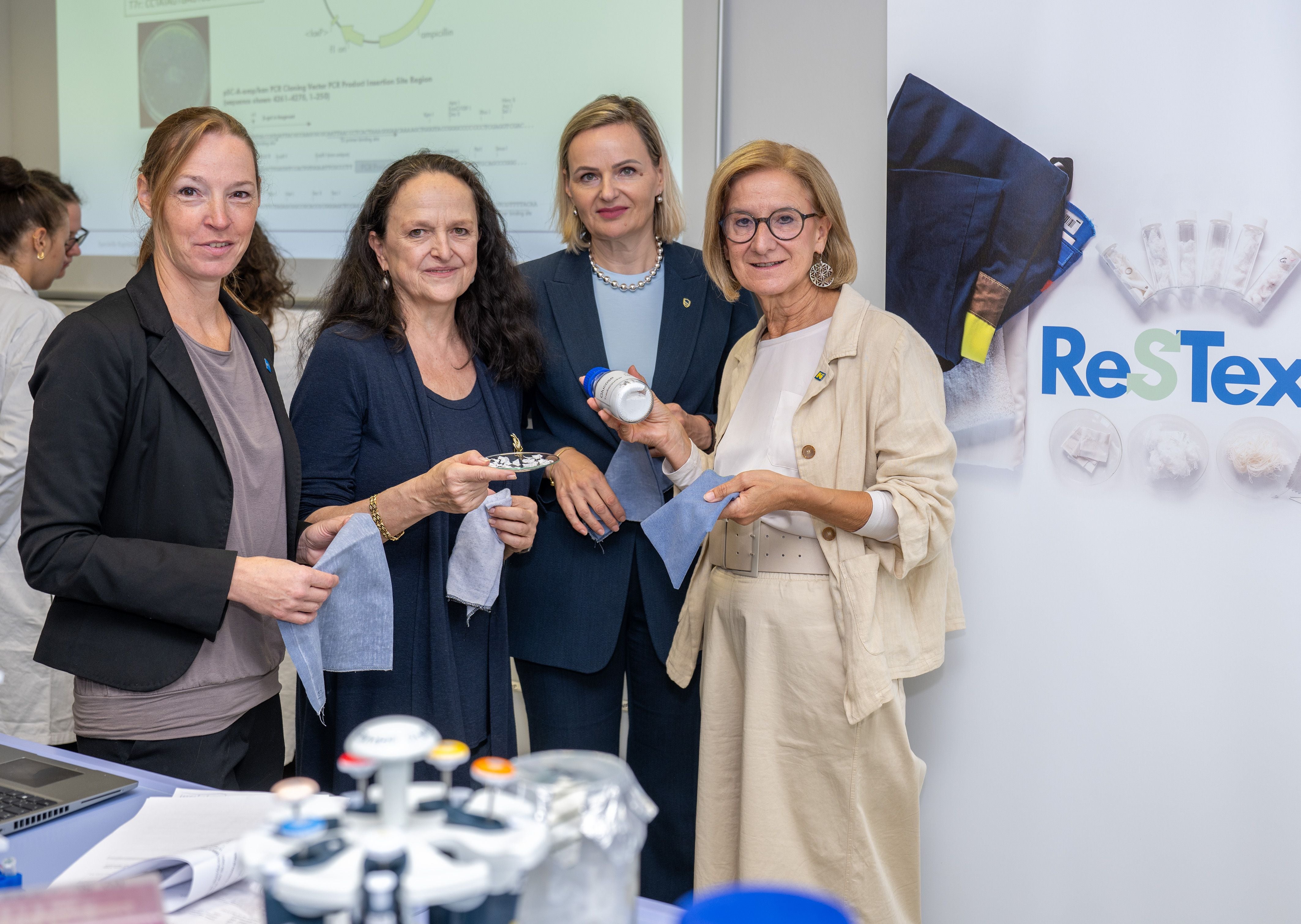 Landeshauptfrau Johanna Mikl-Leitner bei ihrem Betriebsbesuch im Josef Ressel Zentrum ReSTex der FH Wr. Neustadt am Campus Tulln.