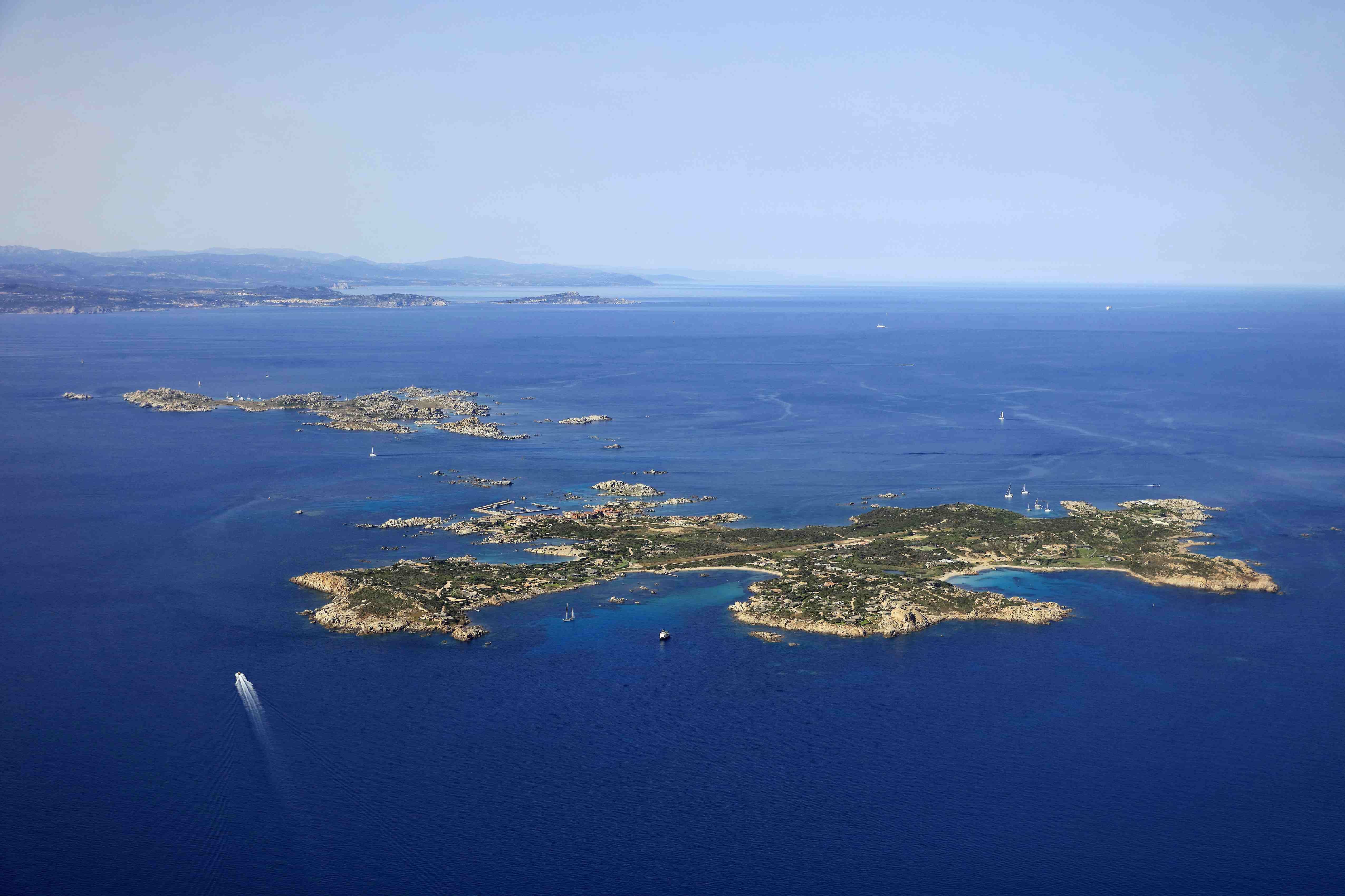 Luftaufnahme der Lavezzi-Inseln und Insel Cavallo im Mittelmeer mit Sardinien im Hintergrund.