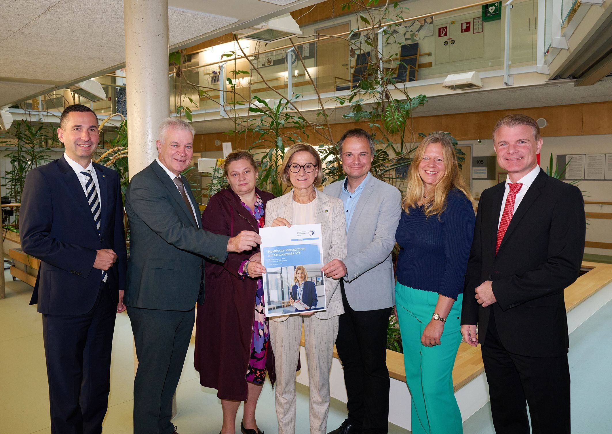 v.l.n.r.: Vorstand NÖ LGA Mag. Dr. Bernhard Kadlec; Landesrat Anton Kasser; Vorständin NÖ LGA Mag. jur. Dr. med. Elisabeth Bräutigam, MBA; Landeshauptfrau Johanna Mikl-Leitner; Vizerektor für Lehre und Studierende Univ.-Prof. Dipl.-Ing. Dr. Stefan Oppl, MBA (Universität für Weiterbildung Krems); Leiterin des Departments für Wirtschaft und Gesundheit Assoz. Prof. Mag. Dr. Eva Krczal (Universität für Weiterbildung Krems); Studiengangsleiter Mag. Michael Ogertschnig, MBA (Universität für Weiterbildung Krems)