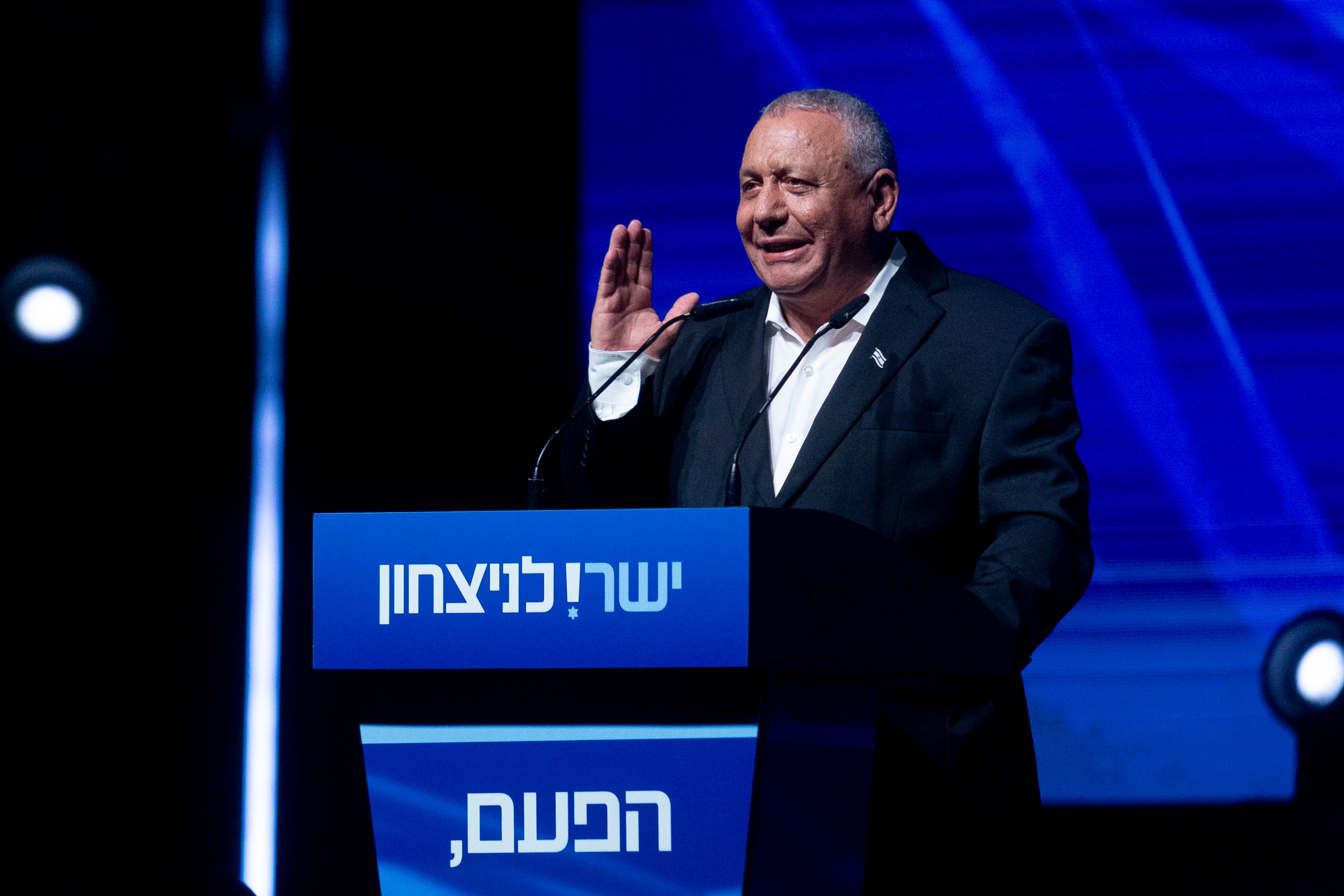 Ein Mann im Anzug spricht am Rednerpult bei einer Wahlkampfveranstaltung in Tel Aviv.