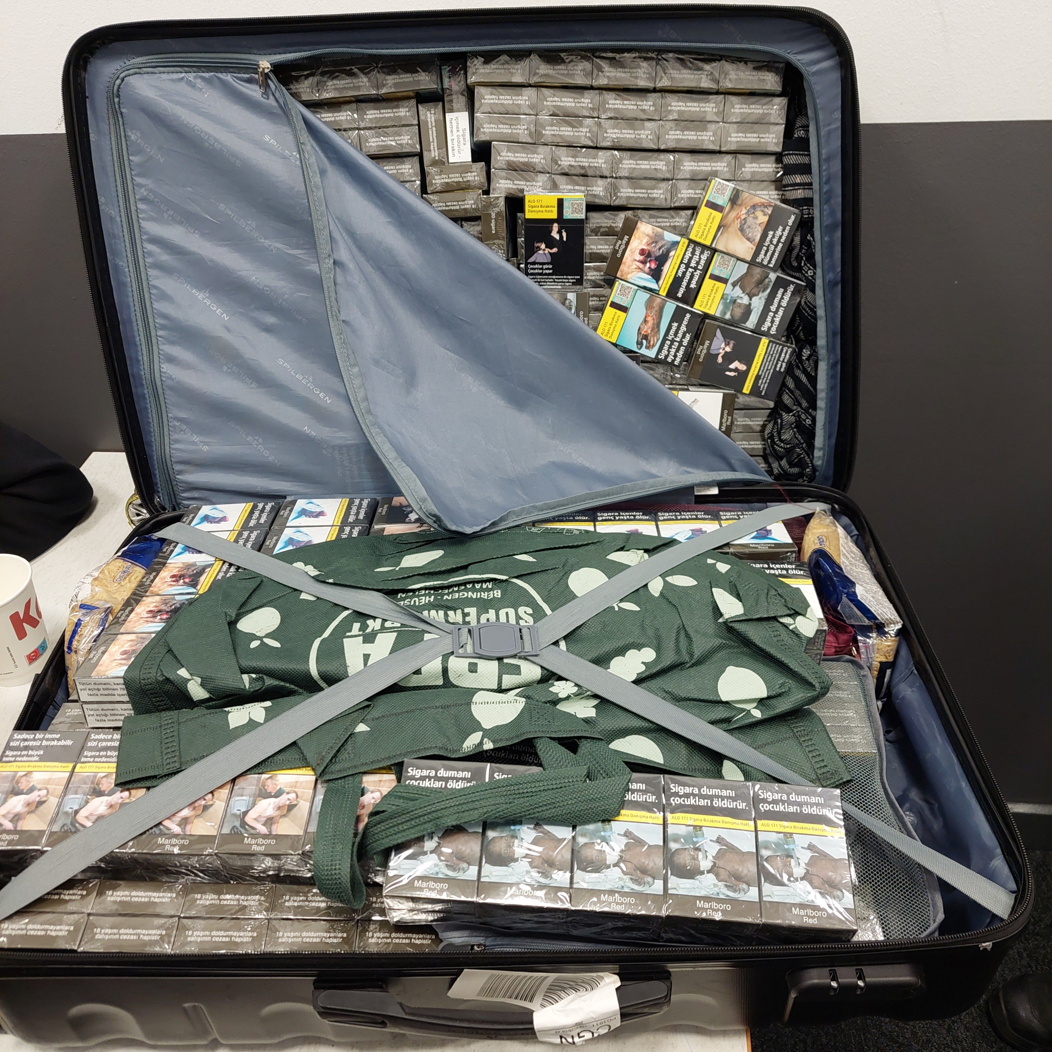 Großer Koffer, randvoll mit unversteuerten Zigarettenpackungen gefüllt.