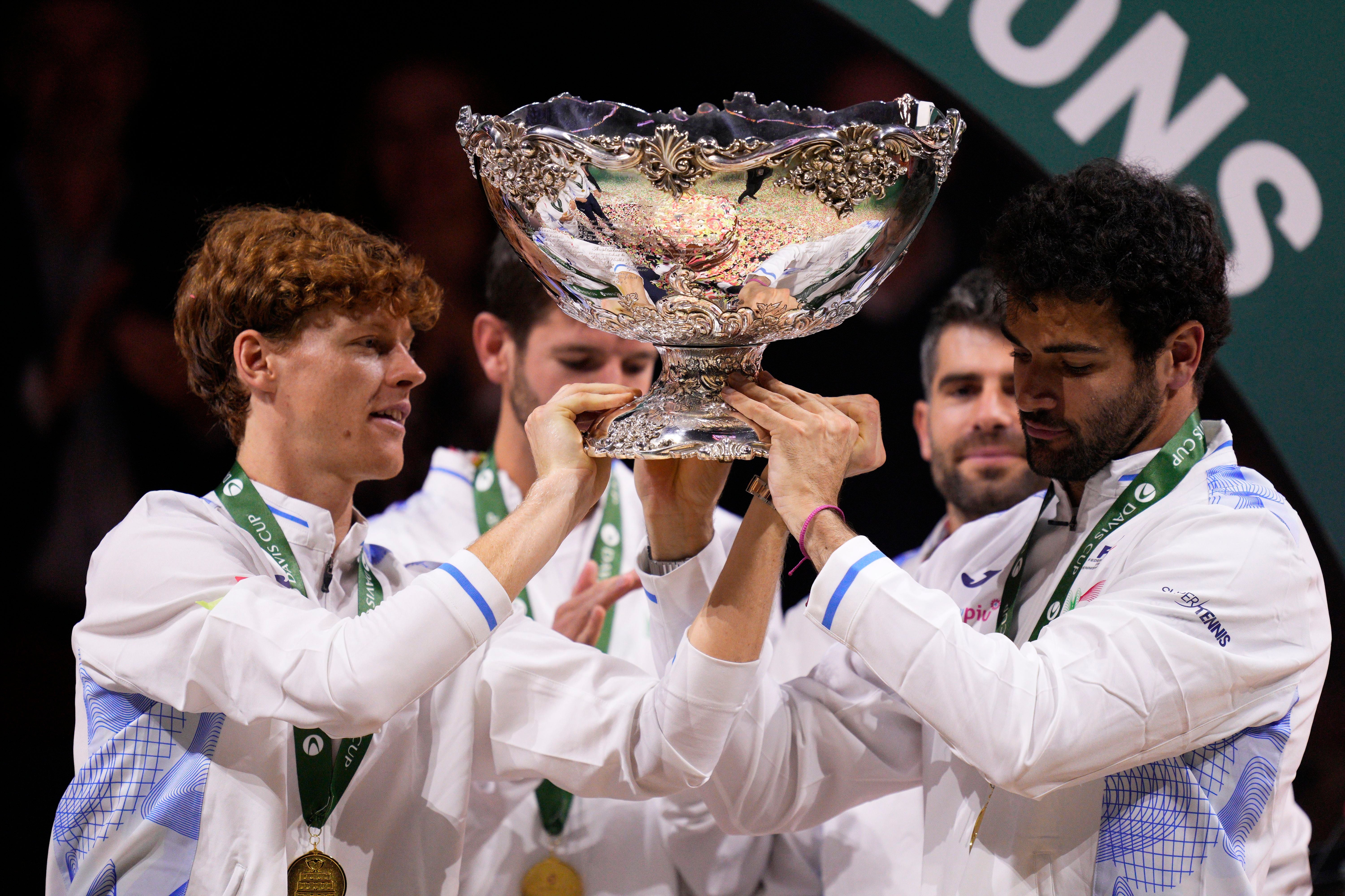 Jannik Sinner und seine italienischen Teamkollegen stemmen gemeinsam den Davis-Cup-Pokal – doch abseits des Platzes sorgen Affärengerüchte und mögliche Spannungen für Gesprächsstoff.
