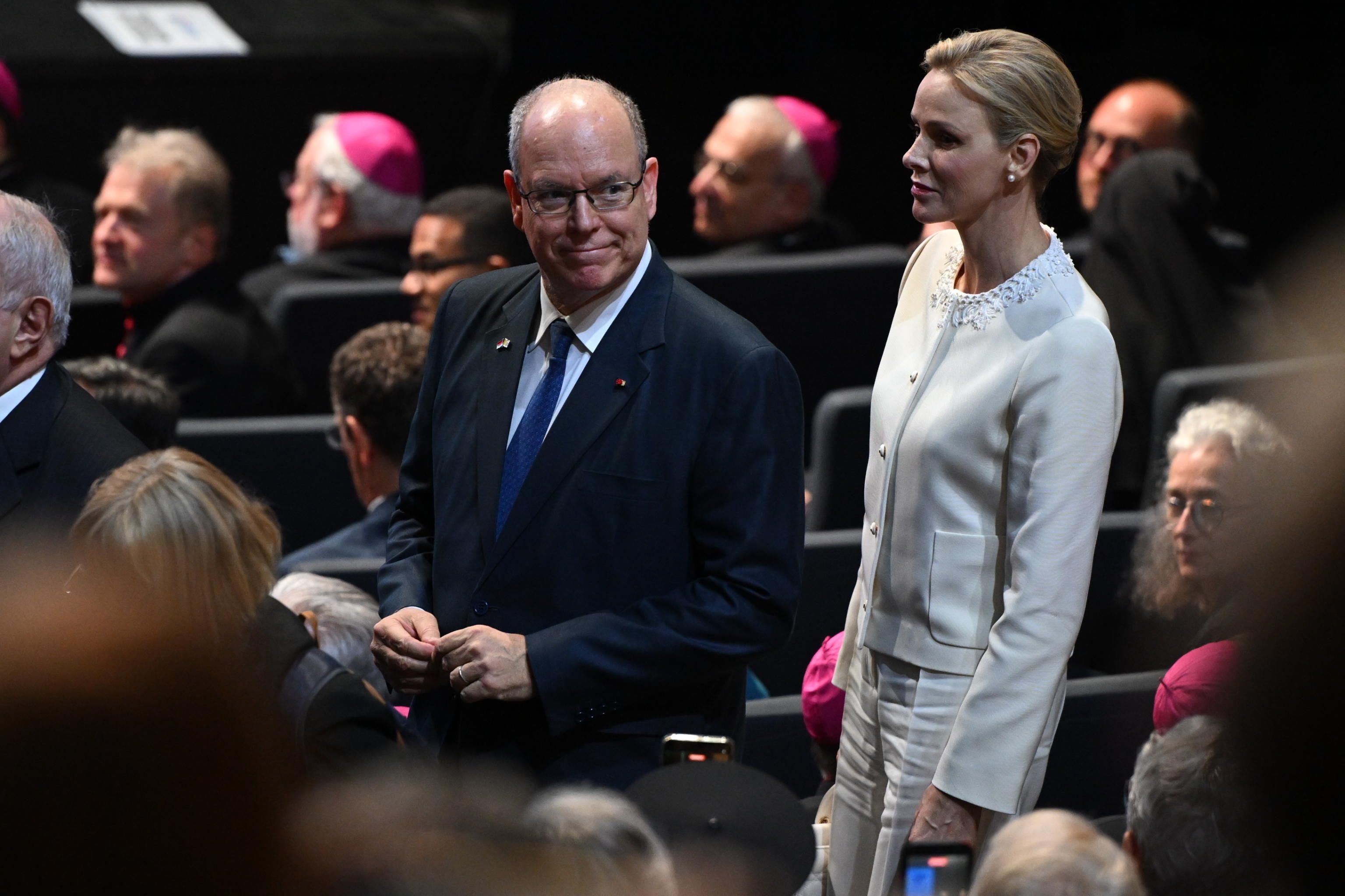 Fürst Albert II. von Monaco und Fürstin Charlene sitzen in einem Konferenzsaal in Metz.