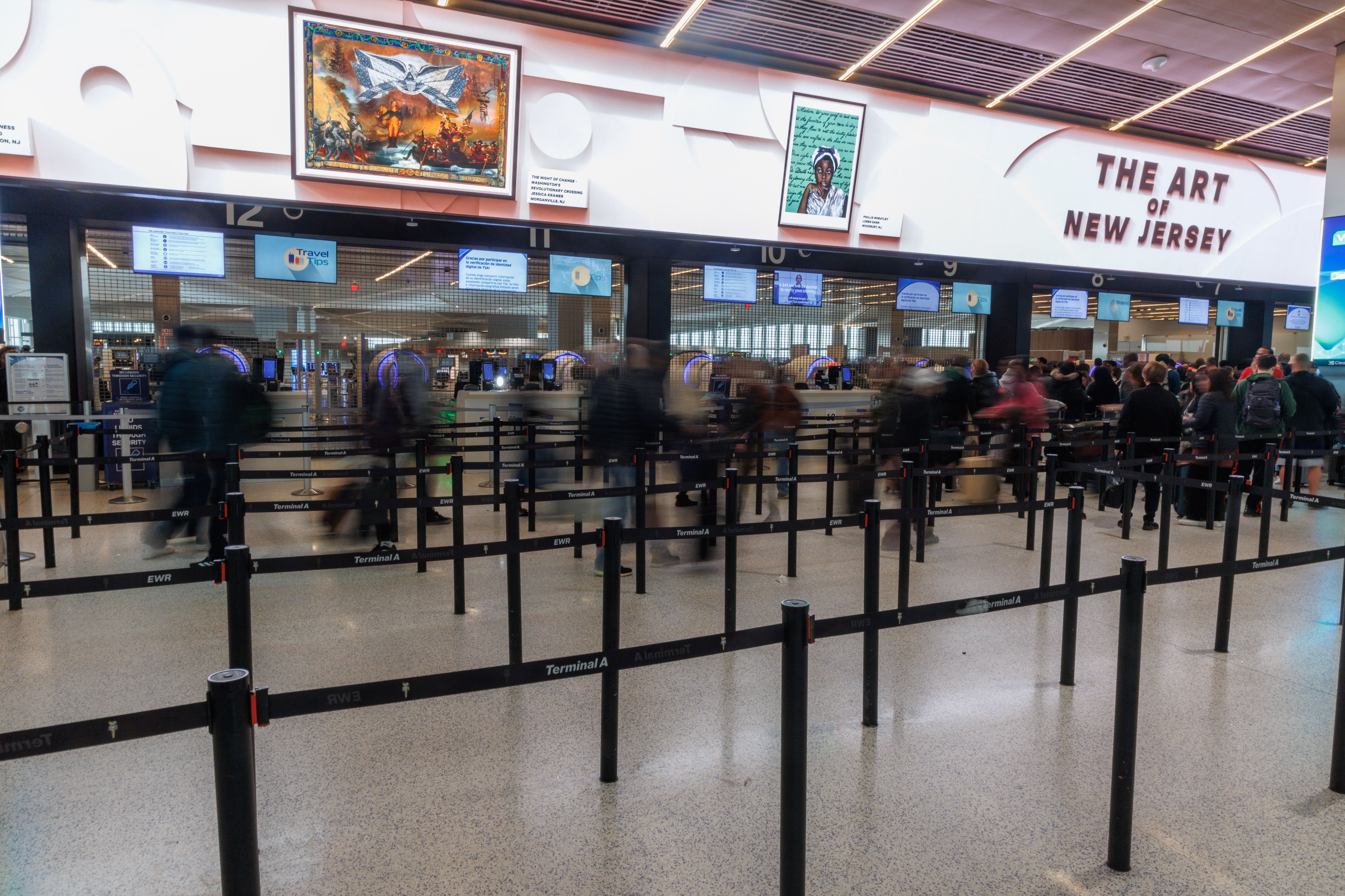 Reisende stehen in Sicherheitslinien im Terminal A des Flughafens Newark Liberty in New Jersey.