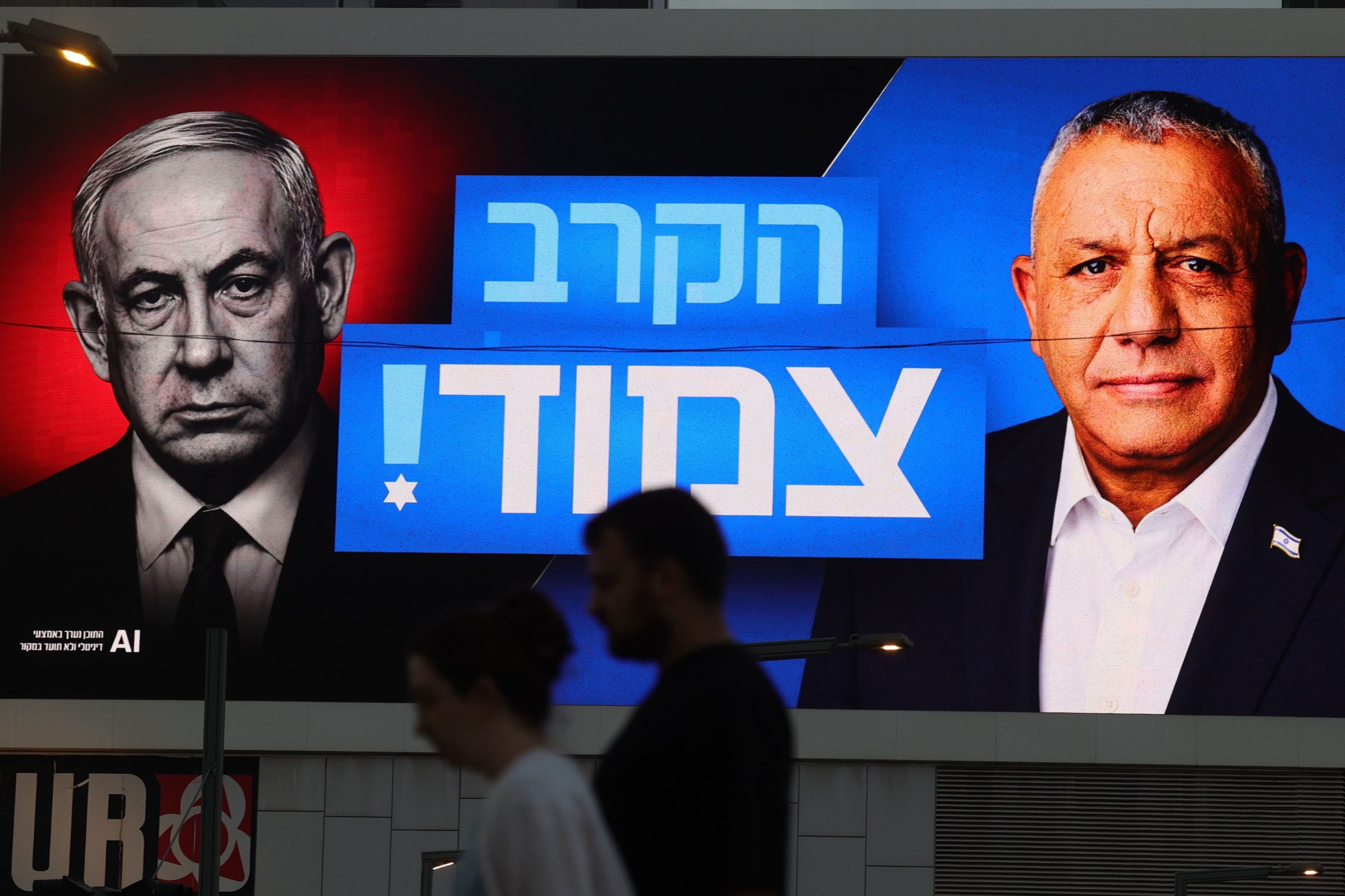 Wahlplakat mit Fotos von Benjamin Netanjahu und Gadi Eisenkot in Tel Aviv, Israel.