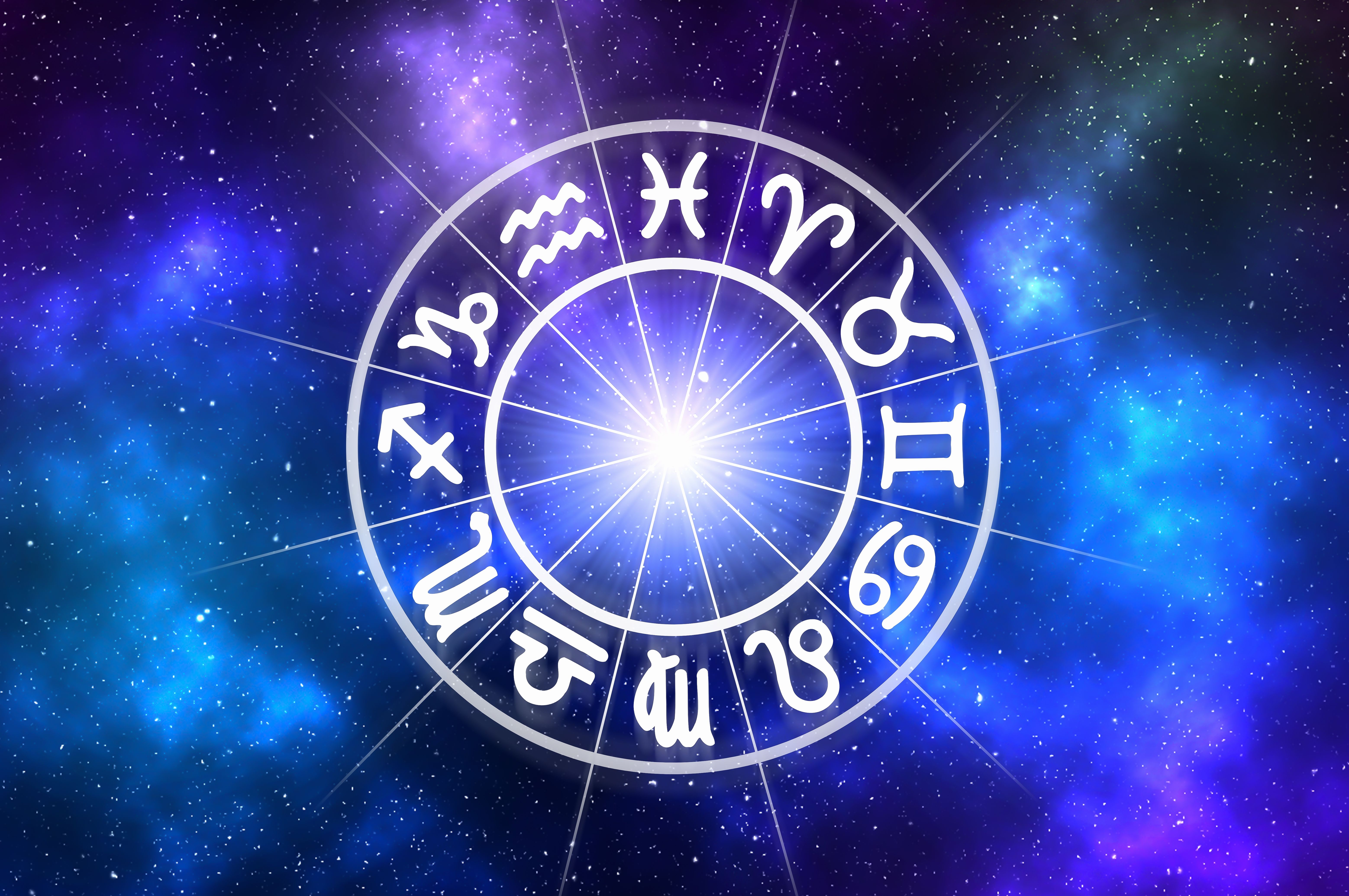 Kreis mit Tierkreiszeichen-Symbolen vor einem leuchtenden, blauen Universumshintergrund.