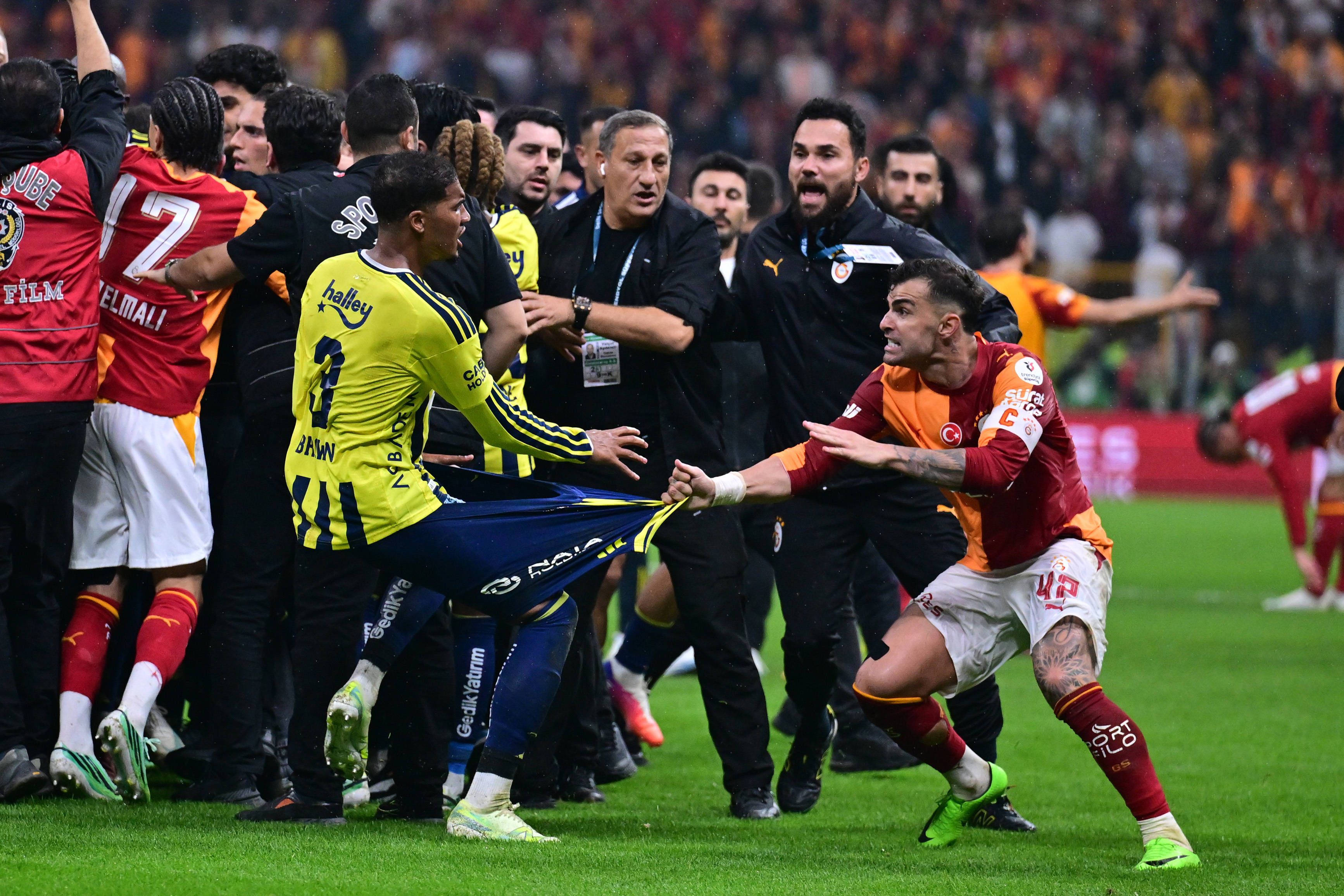 Galatasaray v Fenerbahce - Turkish Super Lig ISTANBUL, TURKIYE - OCTOBER 26: A scuffle breaks out between players of both teams following the Turkish Super Lig week 9 match between Galatasaray and Fenerbahce at RAMS Park in Istanbul, Turkiye on October 26, 2026. Serhat Cagdas / Anadolu Istanbul Turkey. Editorial use only. Please get in touch for any other usage. PUBLICATIONxNOTxINxTURxUSAxCANxUKxJPNxITAxFRAxAUSxESPxBELxKORxRSAxHKGxNZL Copyright: x2026xAnadoluxSerhatxCagdasx