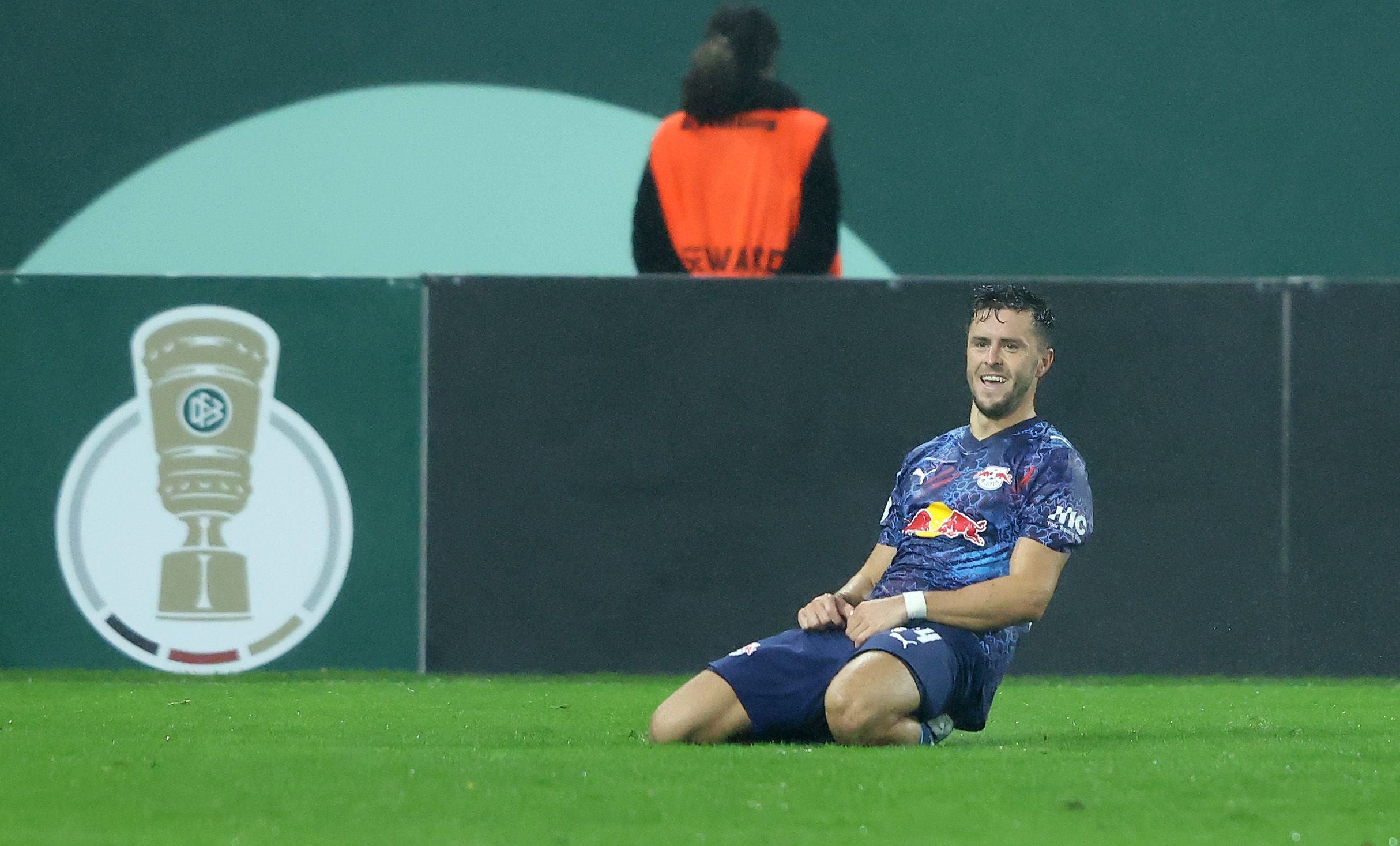 Ein RB-Leipzig-Spieler jubelt auf den Knien nach einem Tor im DFB-Pokalspiel.