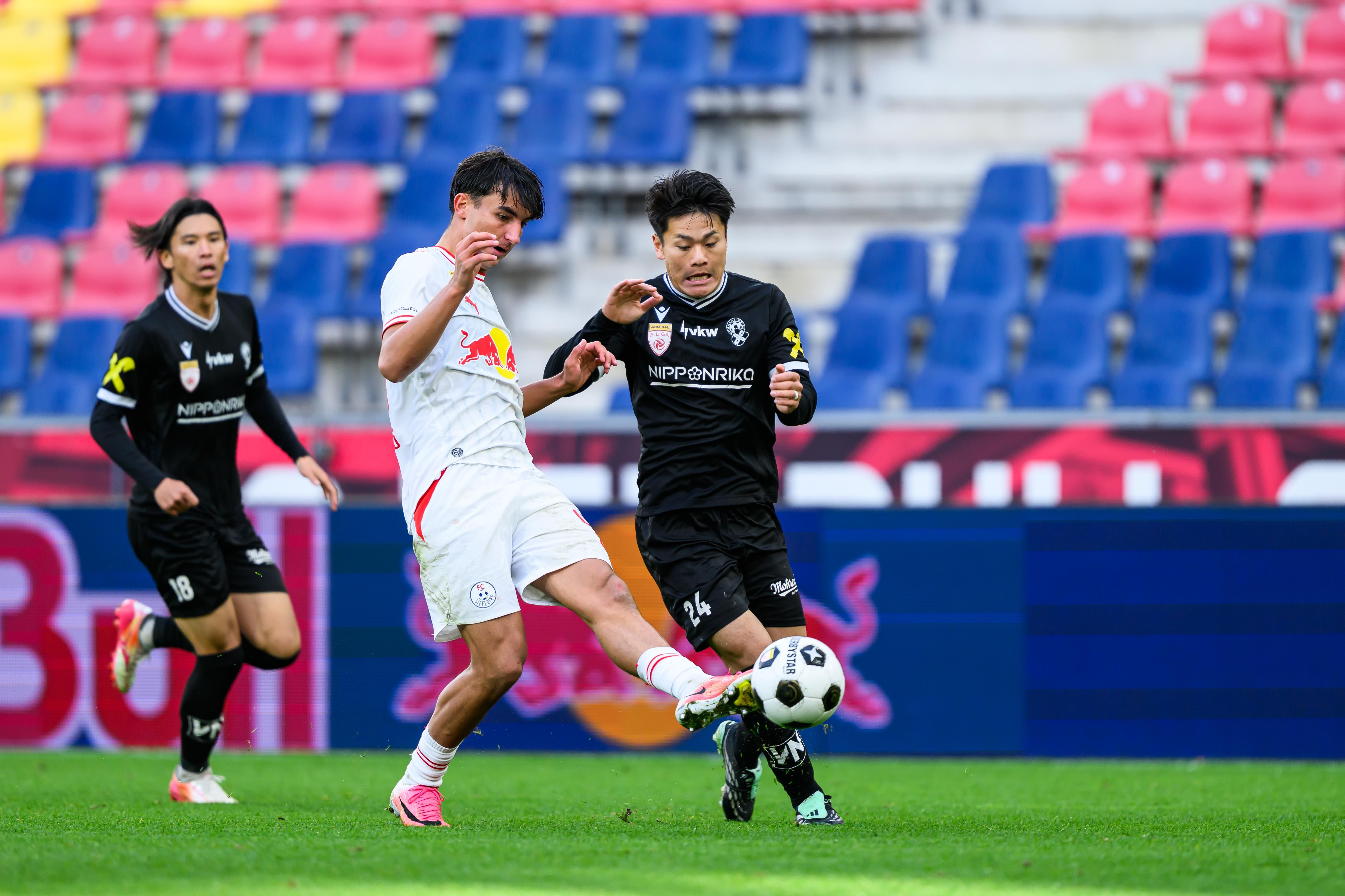SALZBURG,AUSTRIA,24.OCT.26 - SOCCER - ADMIRAL 2. Liga, FC Liefering vs Schwarz Weiss Bregenz. Image shows Nico Masching (Liefering) and Atsushi Zaizen (Bregenz). Photo: GEPA pictures/ Christian Moser