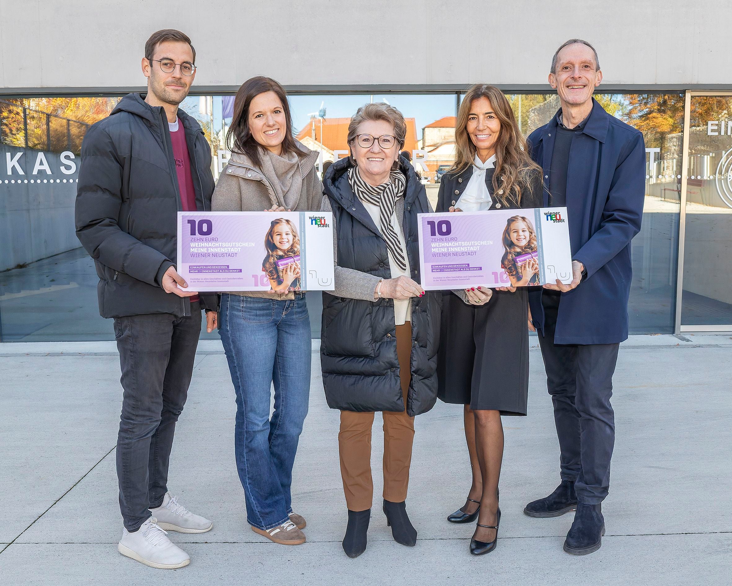 Ferdinand Scheuer (Stadtmarketing), Katharina Fingerlos (Benesch Mode), Erste Vizebürgermeisterin Erika Buchinger, Bojana Radulovic (Boutique Cesare) und Albin Schauer (Kleider Bauer).