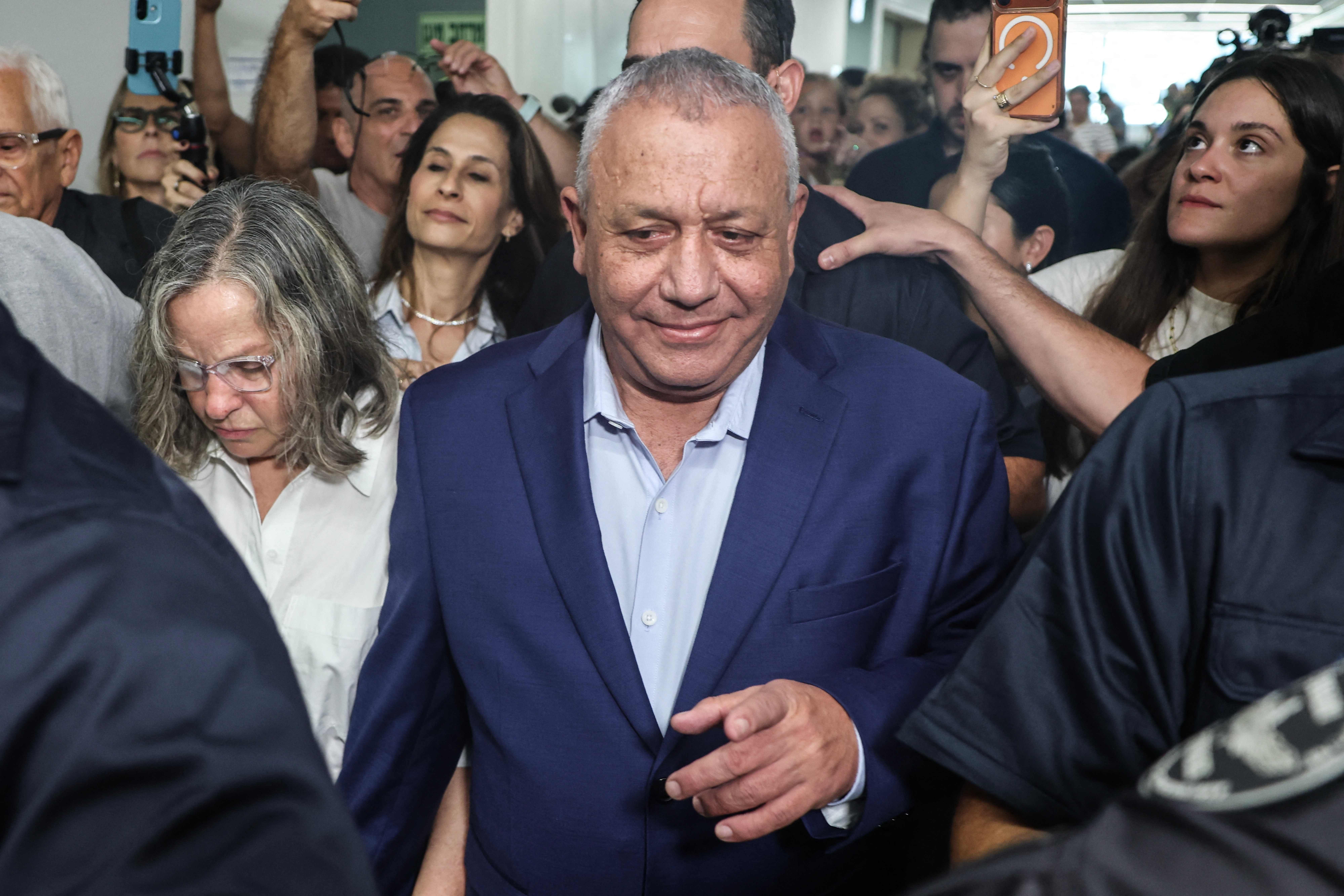 Gadi Eisenkot und seine Frau verlassen ein Wahllokal, umgeben von Menschen in Herzliya, Israel.