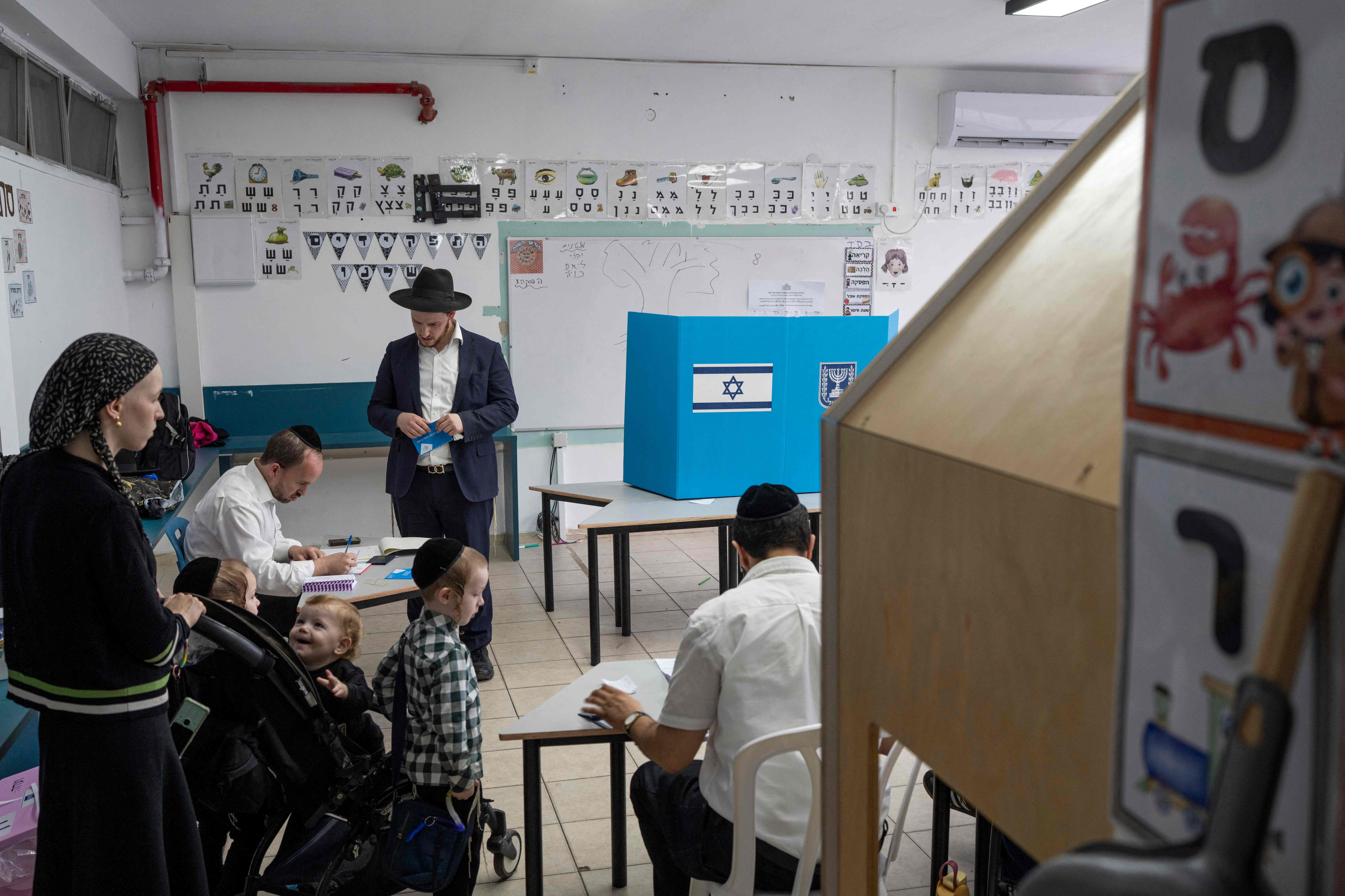 Ultraorthodoxe Juden stimmen in einem Wahllokal in Bnei Brak bei den israelischen Wahlen ab.