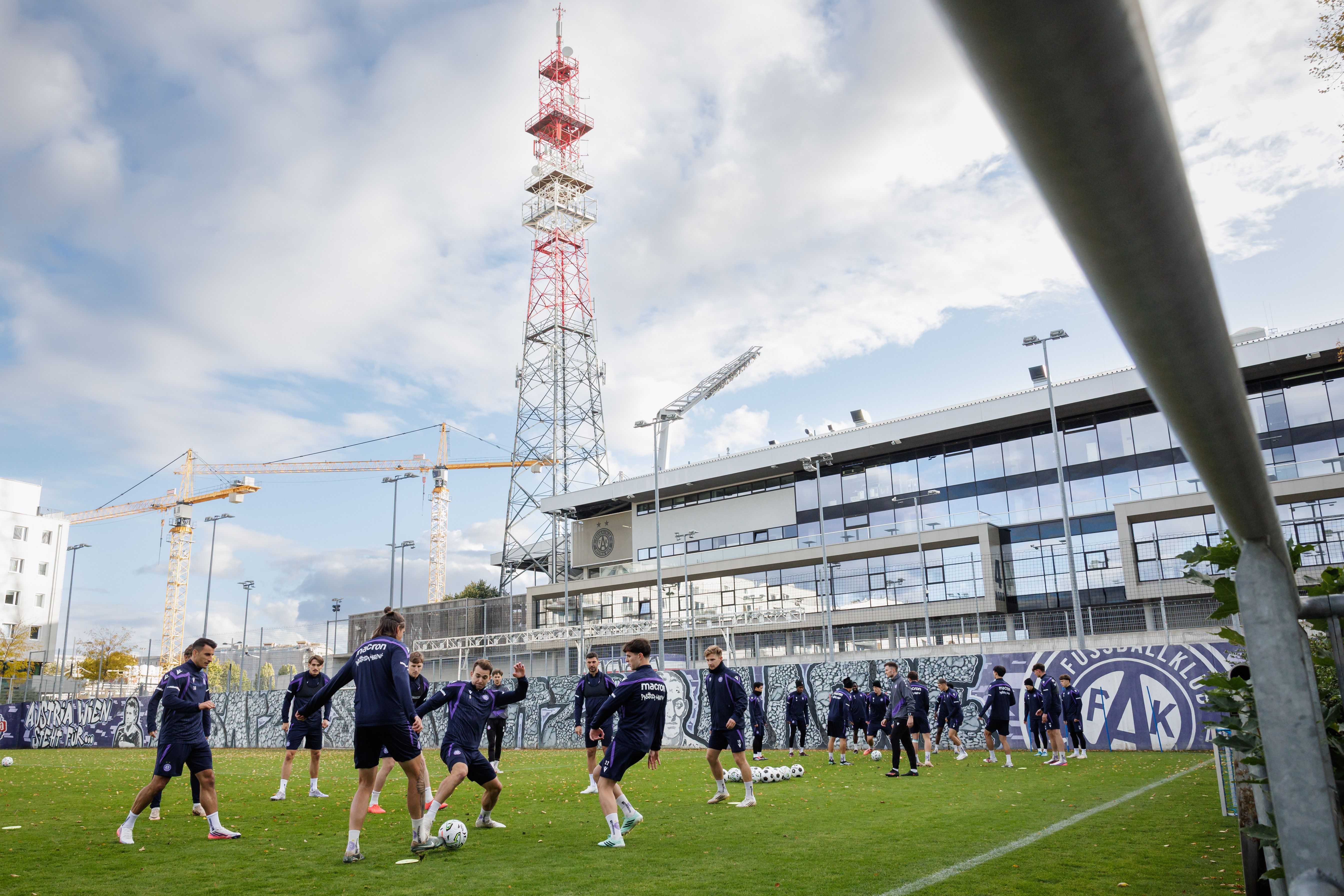 Kicker der Wiener Austria absolvieren ein Training auf dem Rasenplatz am Verteilerkreis vor dem Stadion und dem Sendemast.