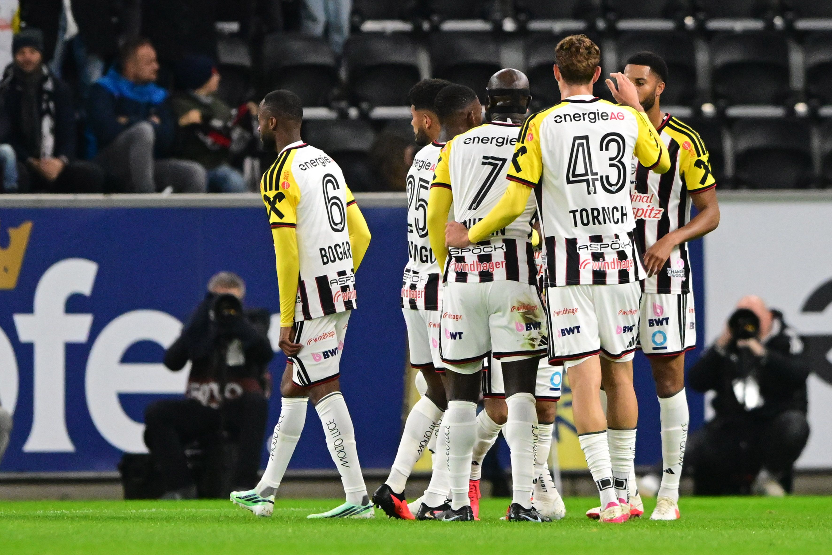 ABD0235_20261025 - LINZ - ÖSTERREICH: Der LASK feiert das 1 zu 0 durch Samuel Adeniran (LASK) am Sonntag, 25. Oktober 2026, während der Admiral Bundesliga-Begegnung, Grunddurchgang, 10. Runde, zwischen LASK Linz und Red Bull Salzburg in Linz. - FOTO: APA/EXPA/ REINHARD EISENBAUER