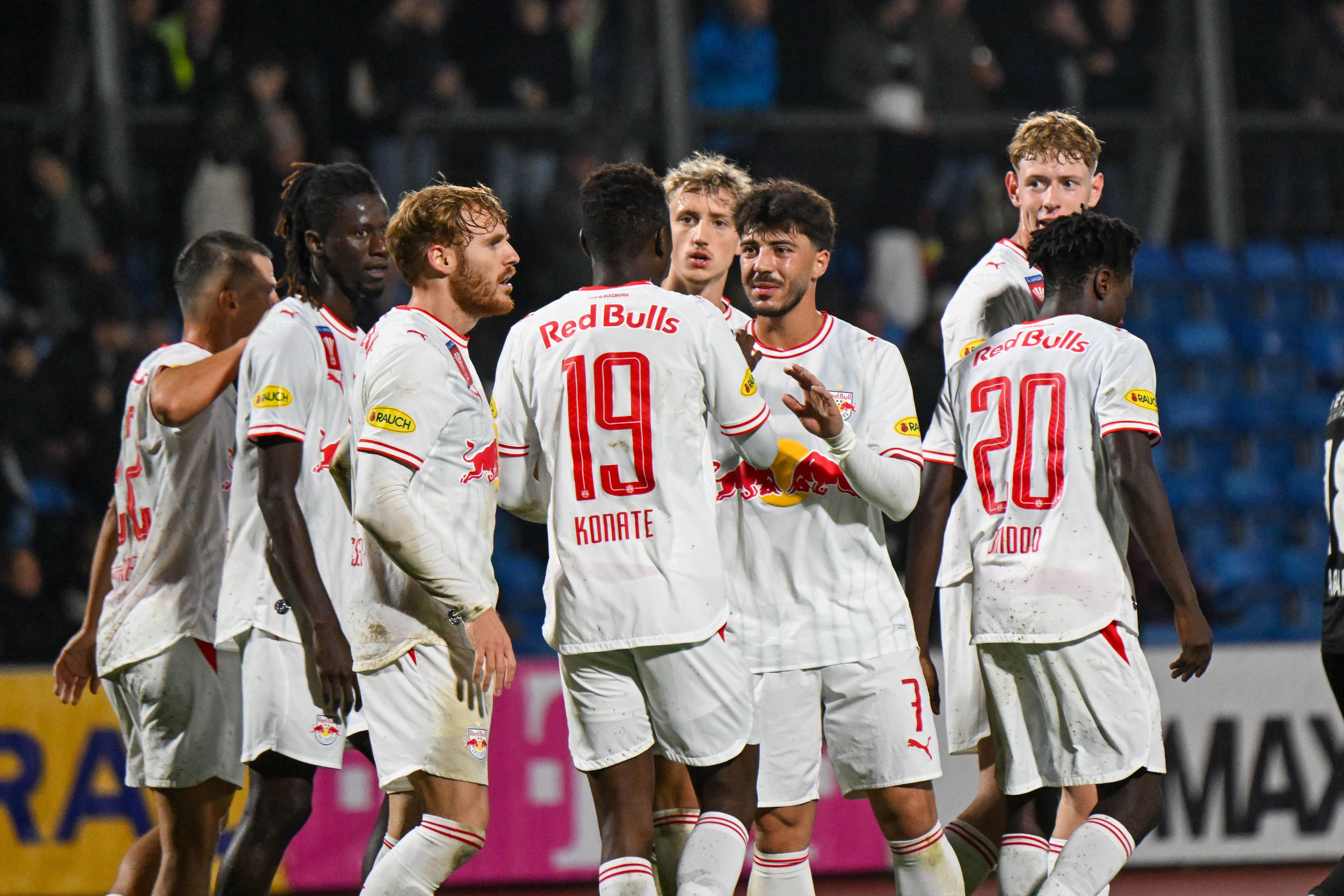 Mehrere Fußballspieler von Red Bull Salzburg jubeln zusammen auf dem Spielfeld.