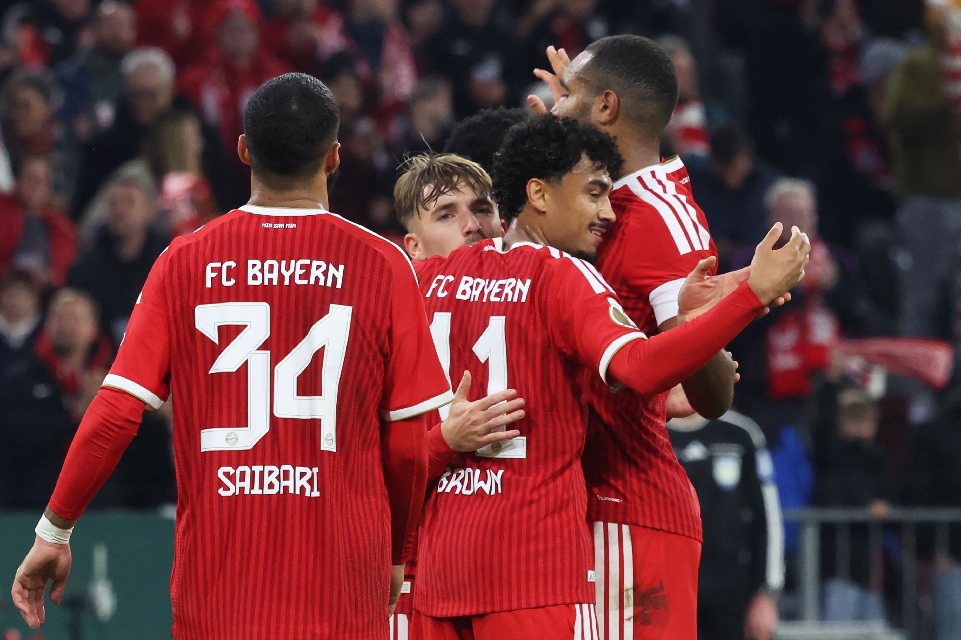 FC Bayern-Spieler feiern gemeinsam auf dem Spielfeld nach einem Tor im DFB-Pokal.