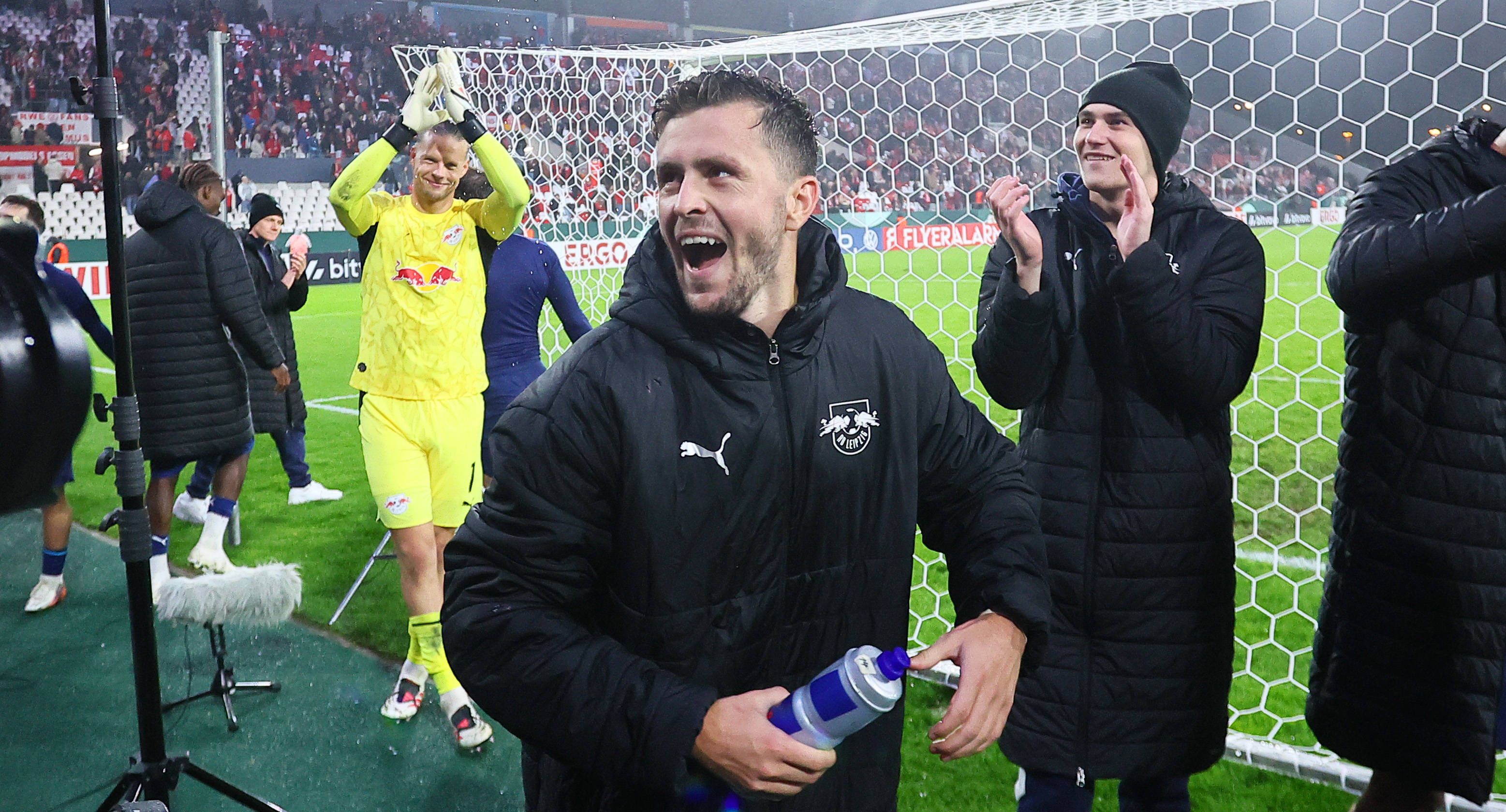 Leipzig-Spieler jubeln nach dem DFB-Pokal-Sieg gegen Rot-Weiss Essen vor dem Tor und feiern gemeinsam.