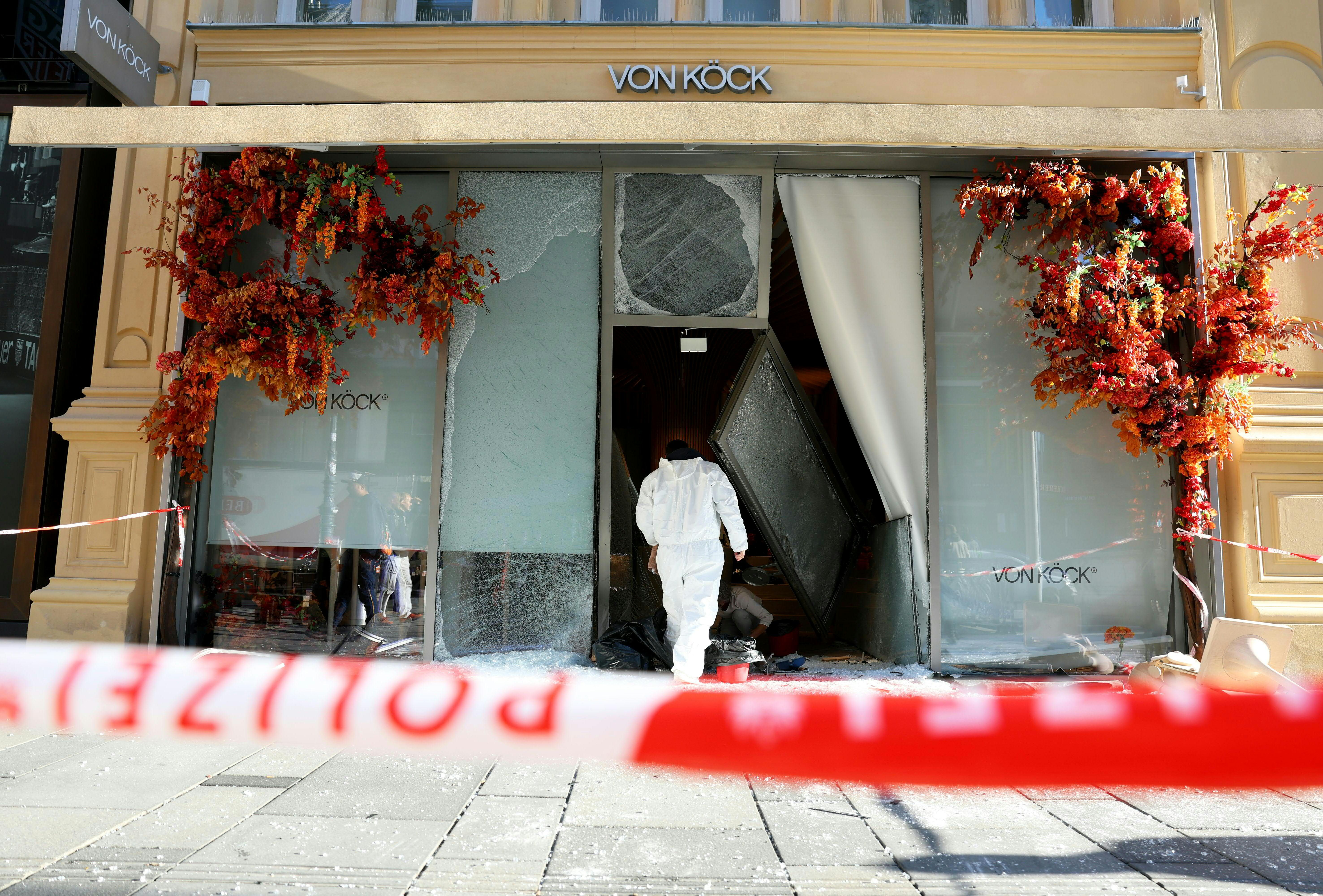 Einbruch bei Juwelier, zerstörte Schaufenster, Spurensicherung untersucht den Tatort, Polizeiabsperrung.