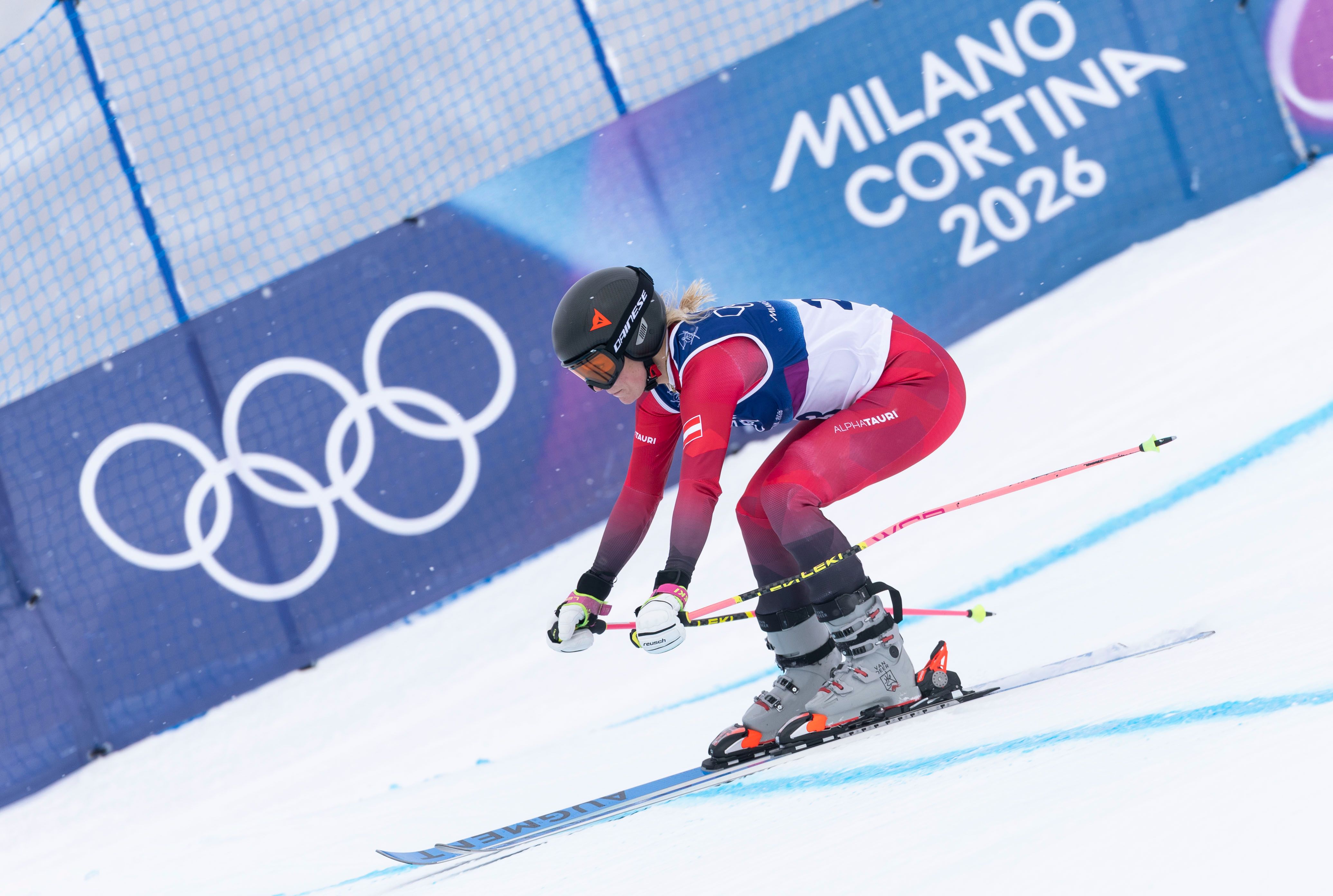 Eine Skicrosserin fährt bei der Olympia-Qualifikation 2026 in Milano Cortina die Piste hinunter.