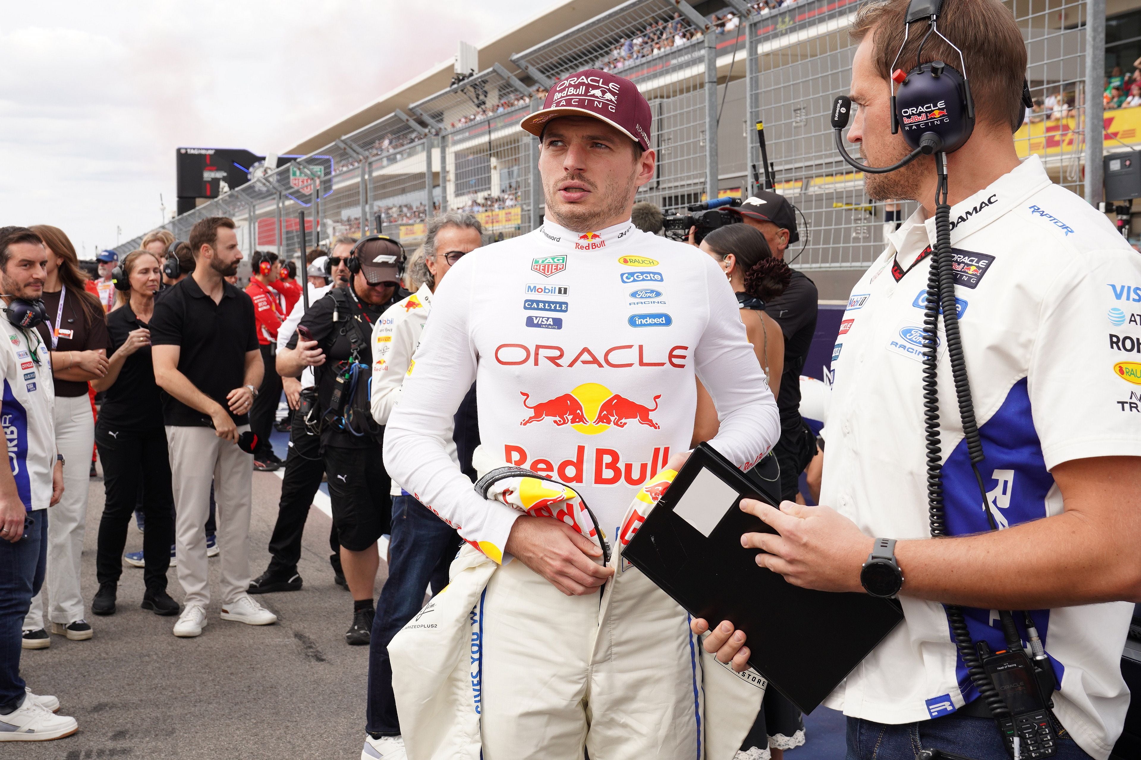 Max Verstappen steht mit Teammitgliedern vor dem Start des Formel-1-Rennens in Austin, Texas.