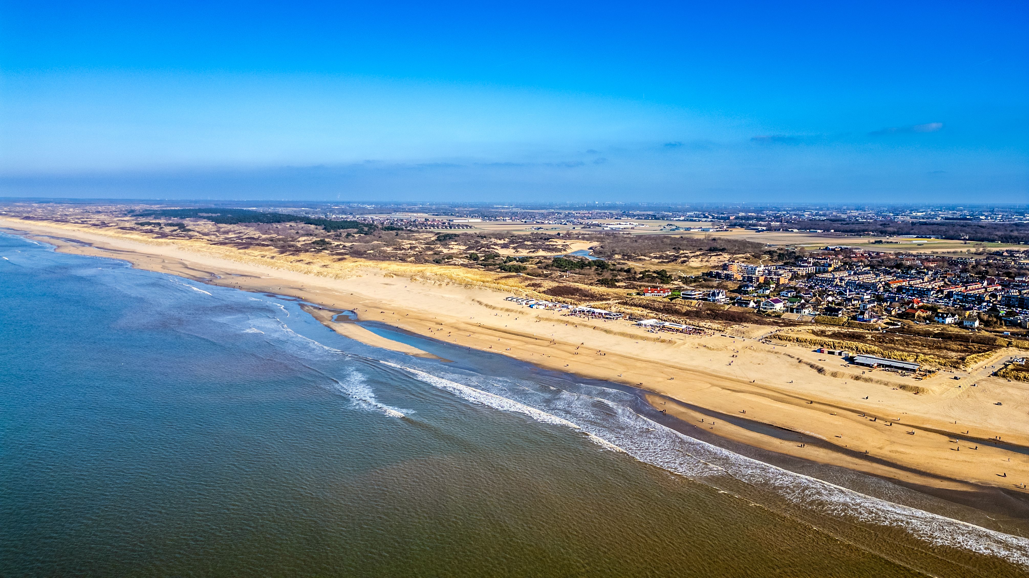 Luftaufnahme von Noordwijk aan Zee mit Strand, Meer und Stadt in den Niederlanden.