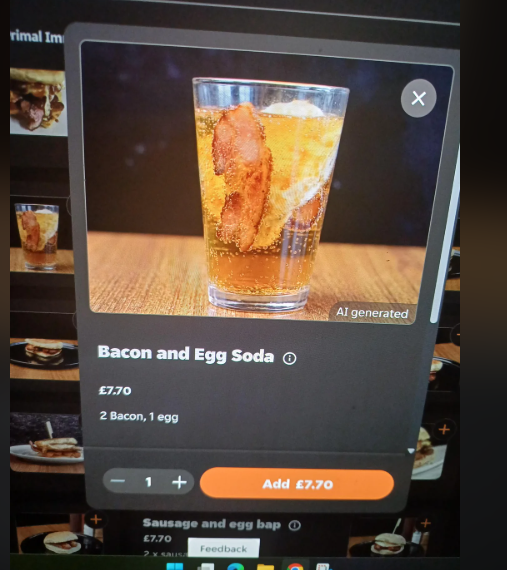 Ein Glas mit sprudelnder brauner Limonade, Speckstreifen und Ei darin.