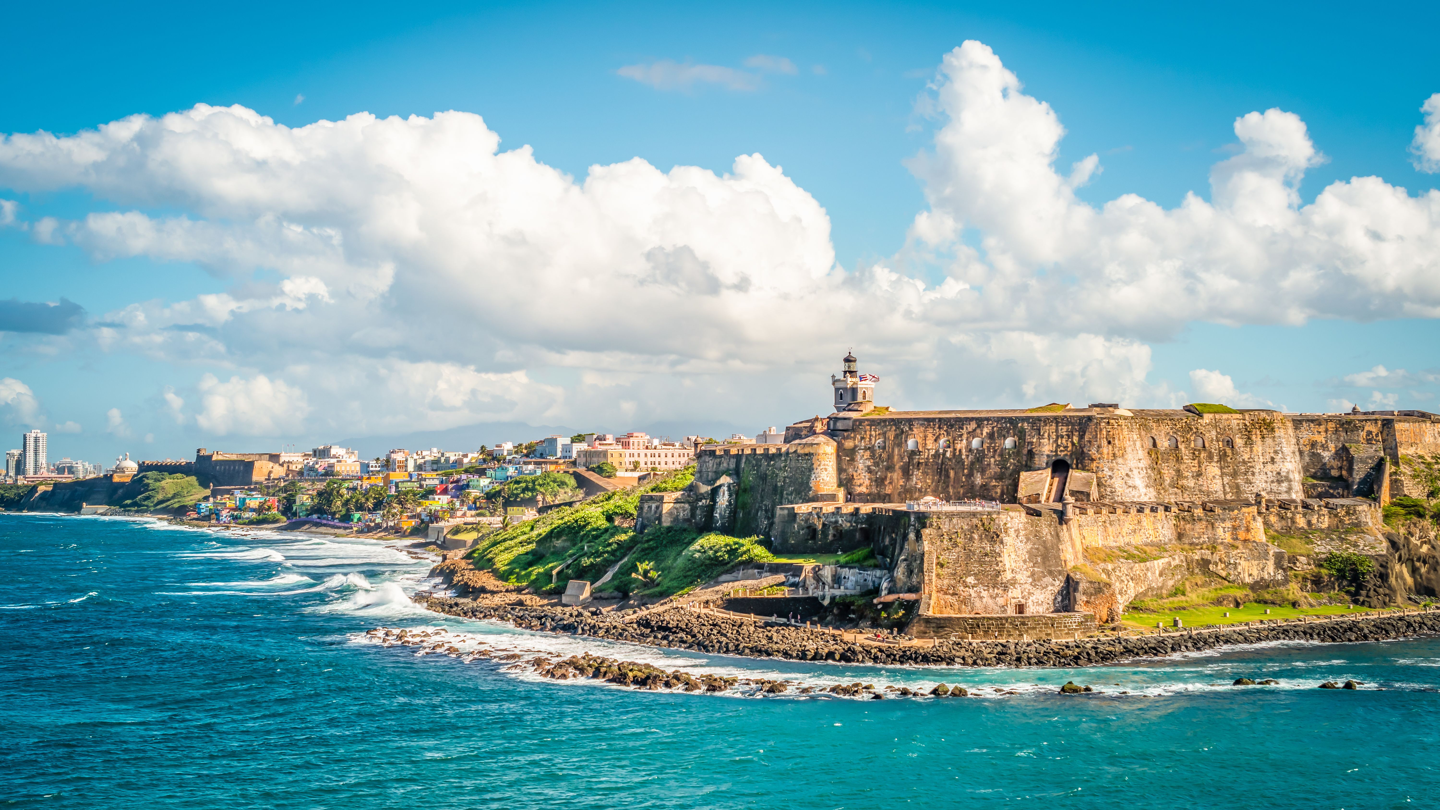 Küstenfestung Castillo San Felipe del Morro in San Juan bei blauem Himmel und weißen Wolken.