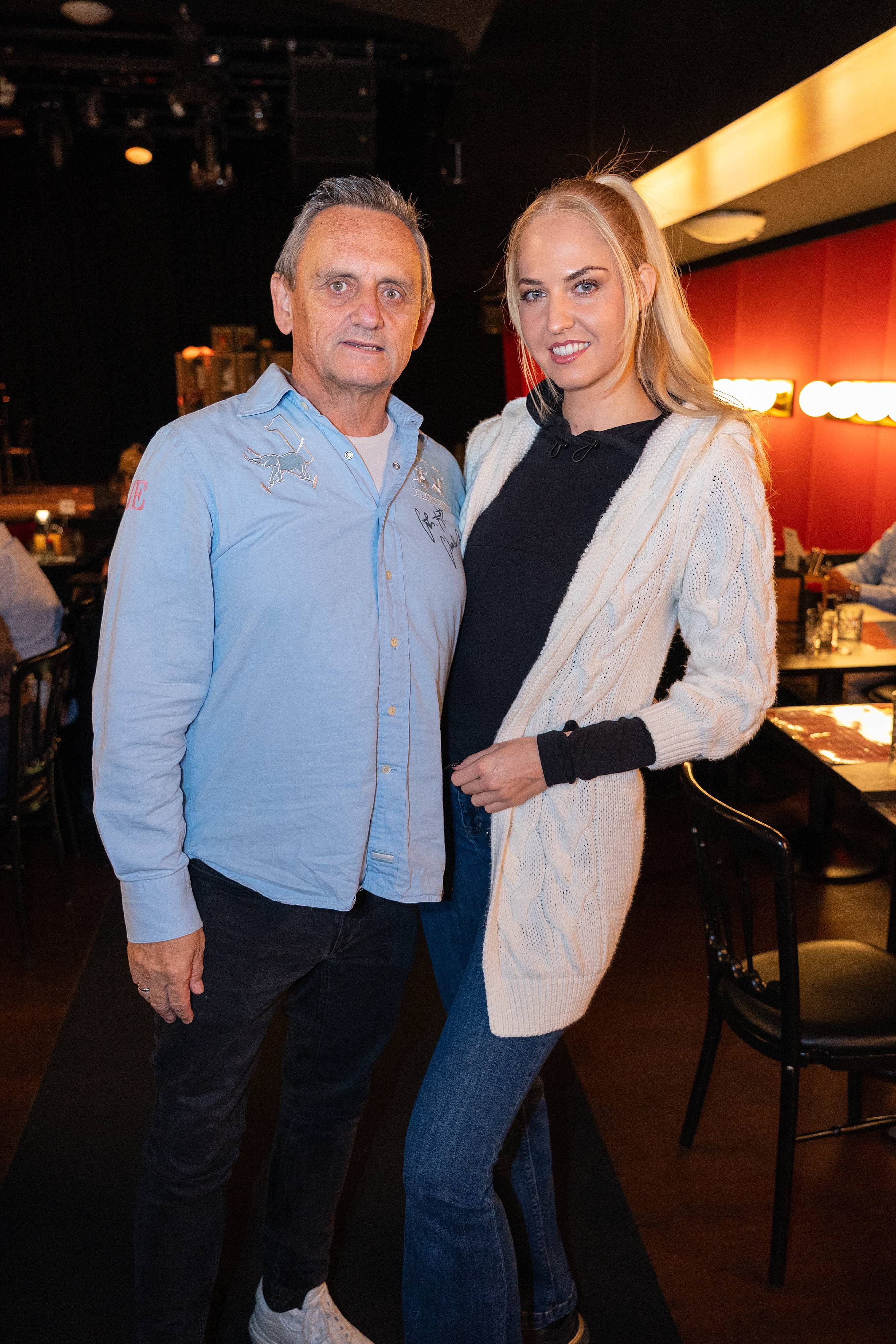 Ein Mann und eine Frau posieren lächelnd in einem Restaurant bei einer Premierenveranstaltung.