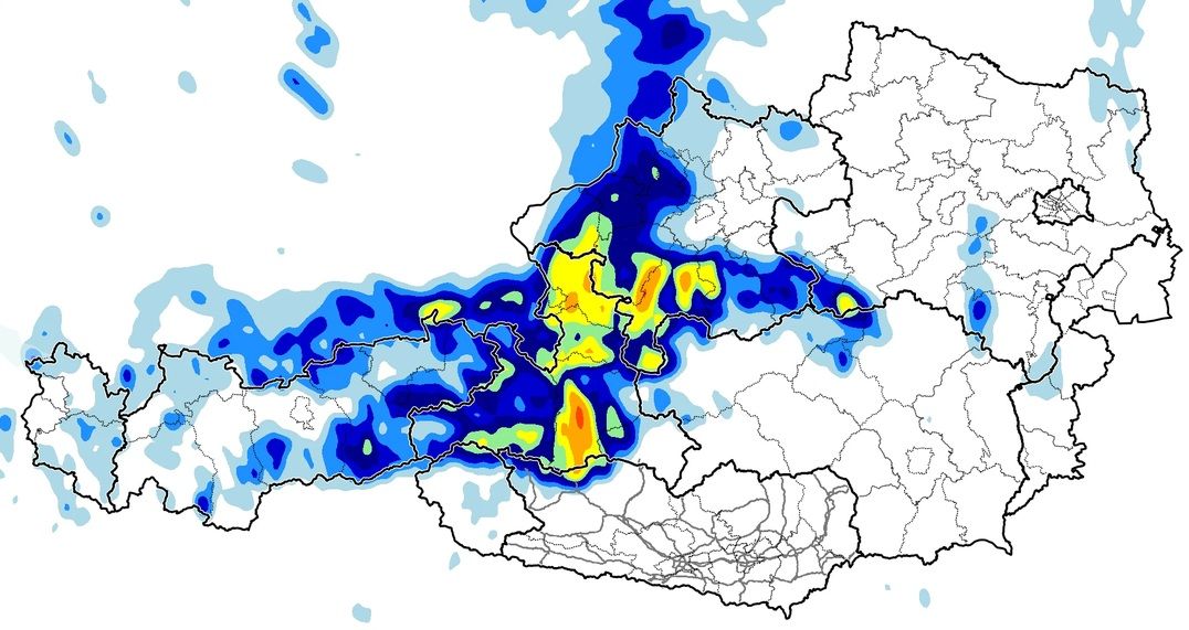 Regenkarte von Österreich mit hohen Niederschlagsmengen im Westen und Zentrum, markiert in Gelb.