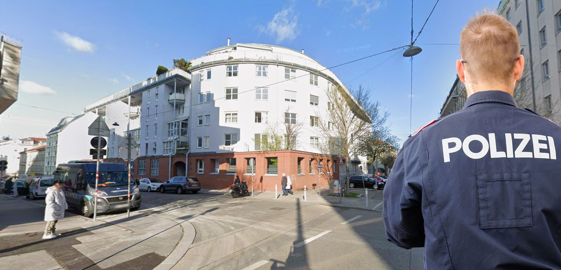 Ein Polizist steht an einer Straßenecke in Wien-Ottakring vor einem Wohnhaus.
