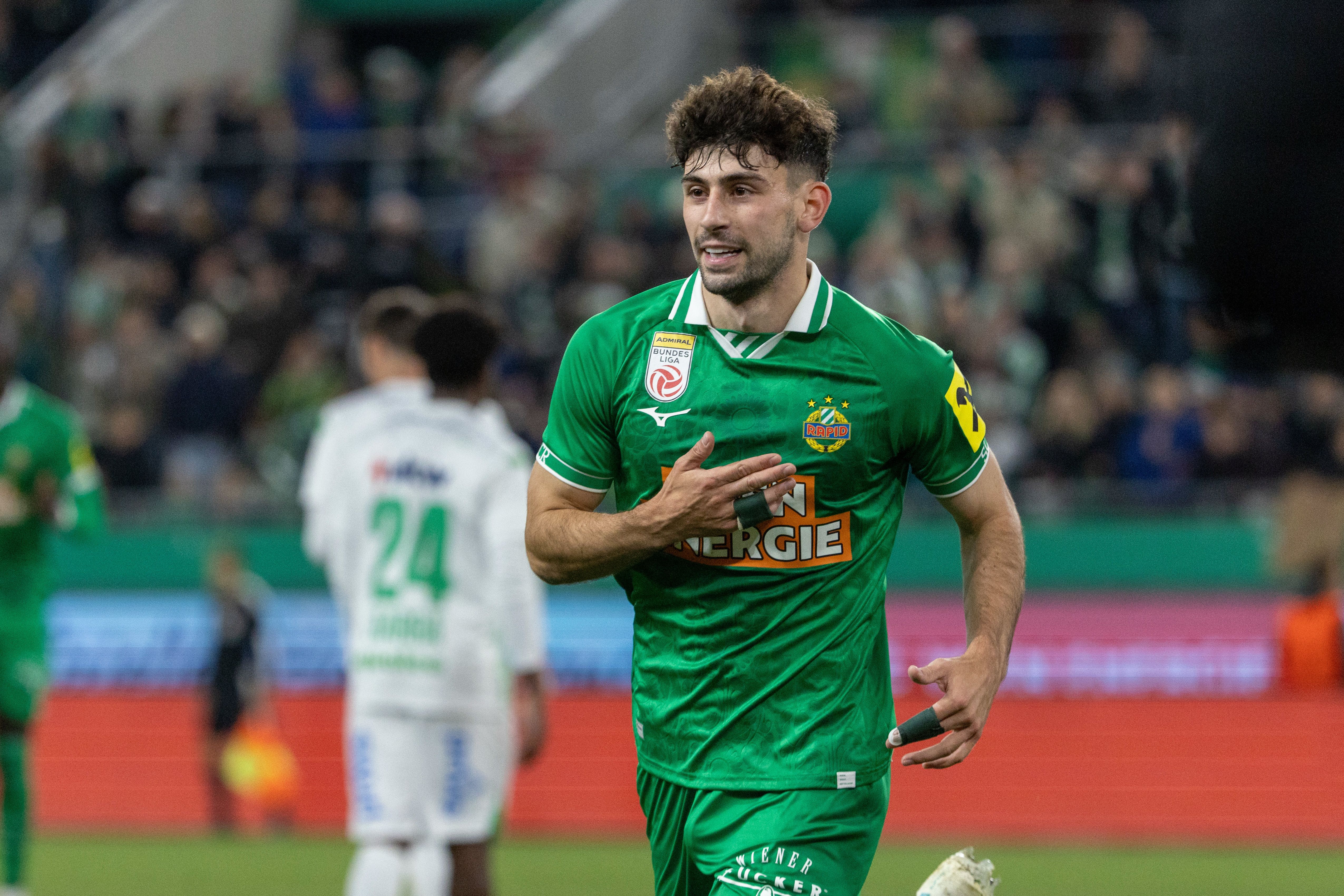 Yusuf Demir von Rapid Wien jubelt nach einem Tor im Fußballspiel gegen Austria Lustenau.