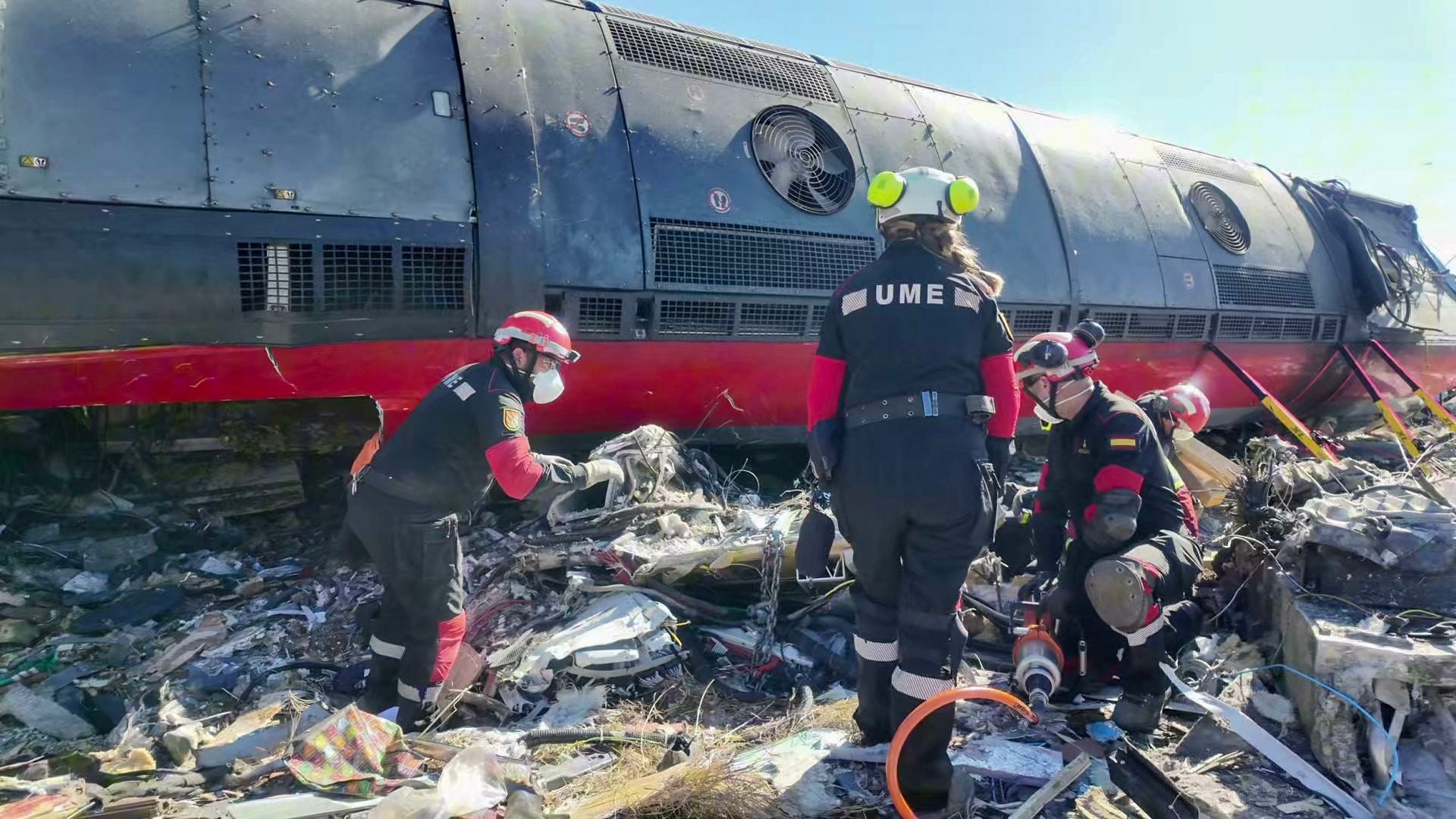 Rettungskräfte arbeiten an der Unfallstelle eines entgleisten Hochgeschwindigkeitszugs.