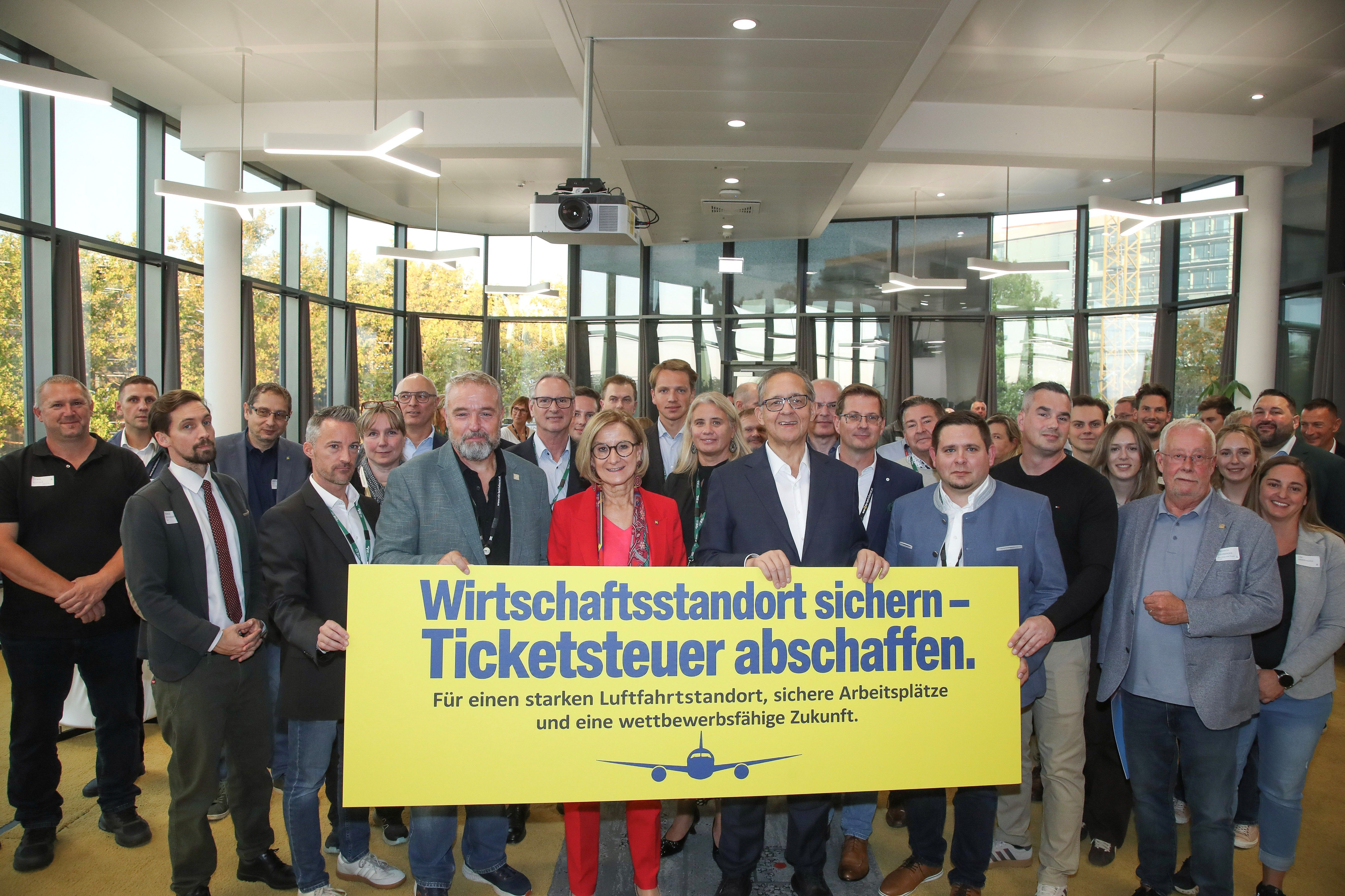 : Landeshauptfrau Johanna Mikl-Leitner, &nbsp;Thomas Faulhuber, Vorsitzender des Arbeiterbetriebsrats des Flughafens Wien-Schwechat und Flughafen-Vorstand Günter Ofner am Flughafen Schwechat mit Mitgliedern des Arbeiterbetriebsrats.
