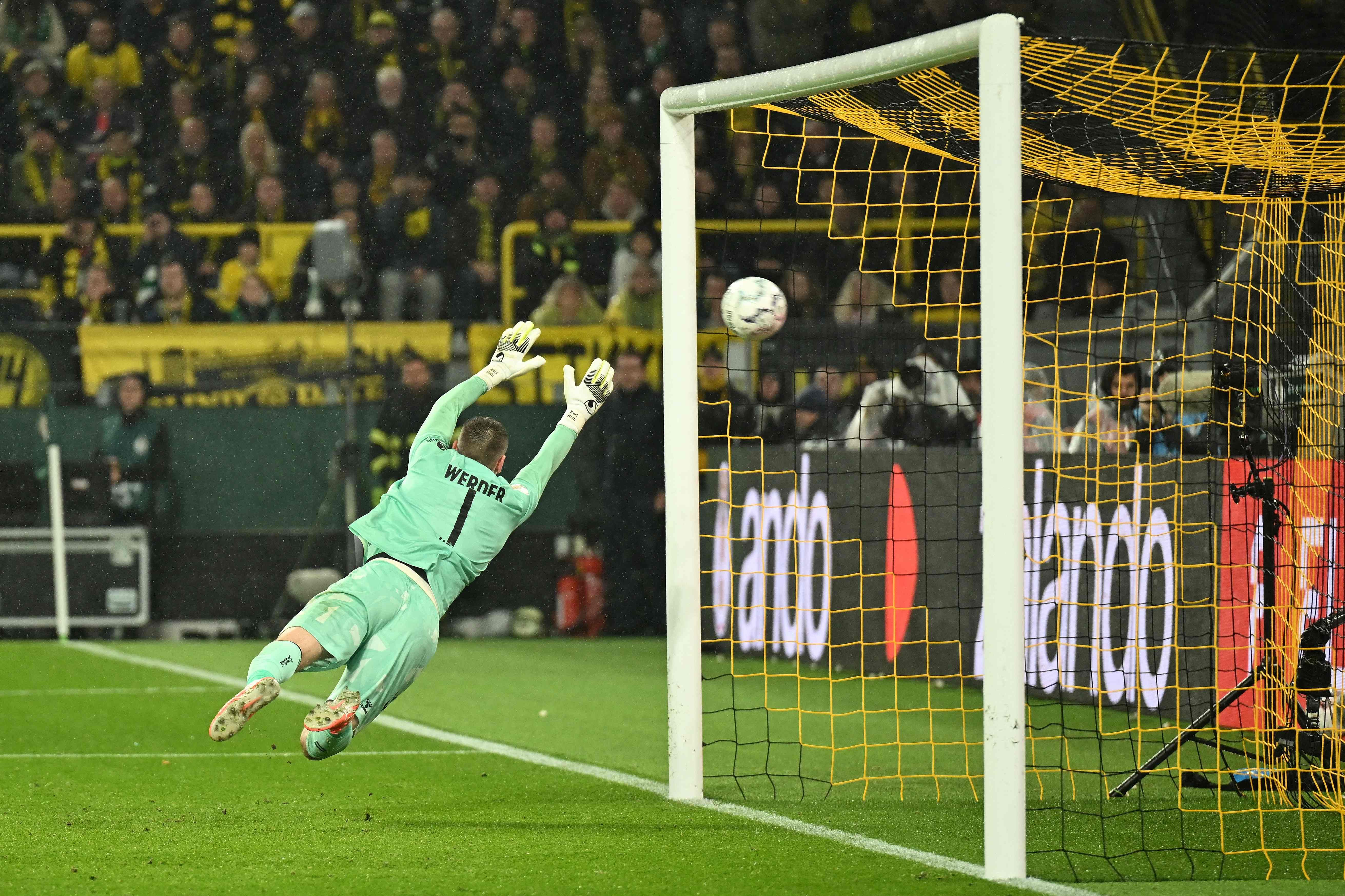 Ein Tor wird erzielt, während der Torwart vergeblich nach dem Ball hechtet.