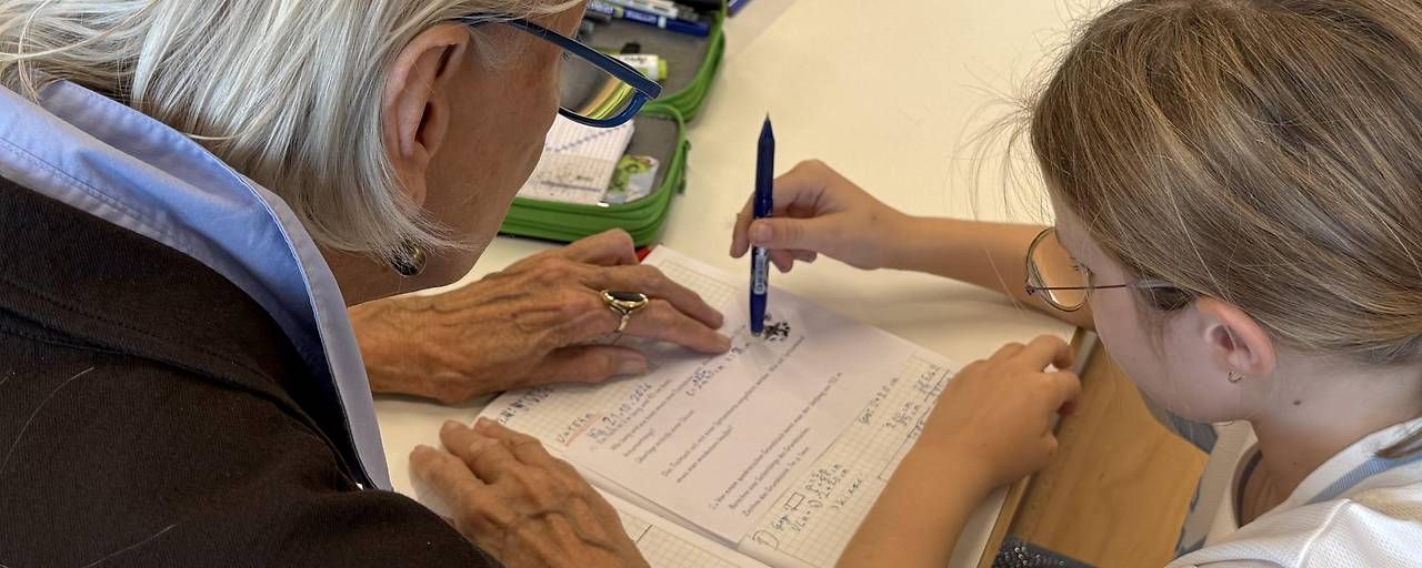 Die Lernbuddys nehmen sich Zeit, um auf die individuellen Fragen der Kinder einzugehen.