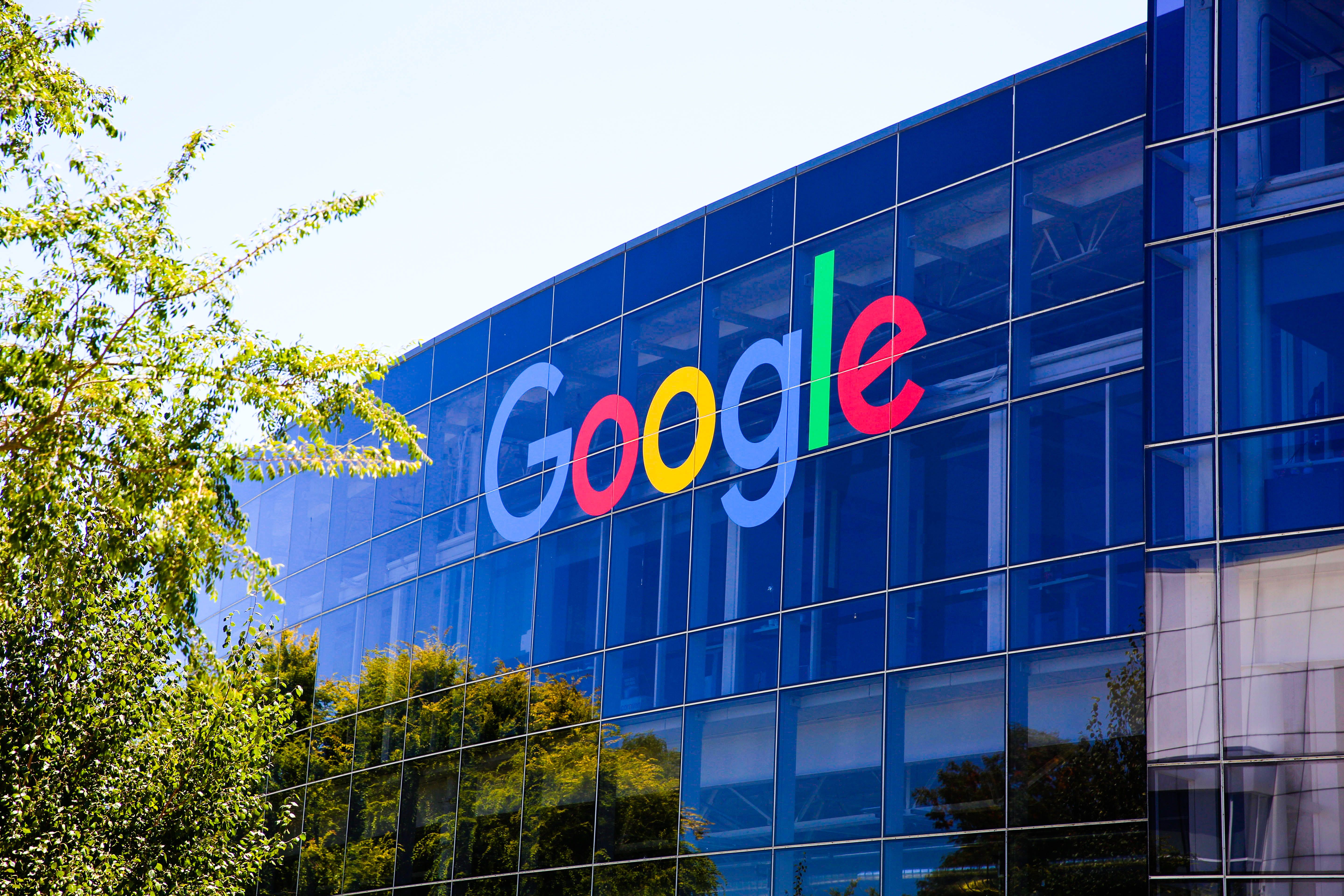 Glasfassade eines Googleplex-Gebäudes mit großem buntem Google-Logo in Kalifornien.