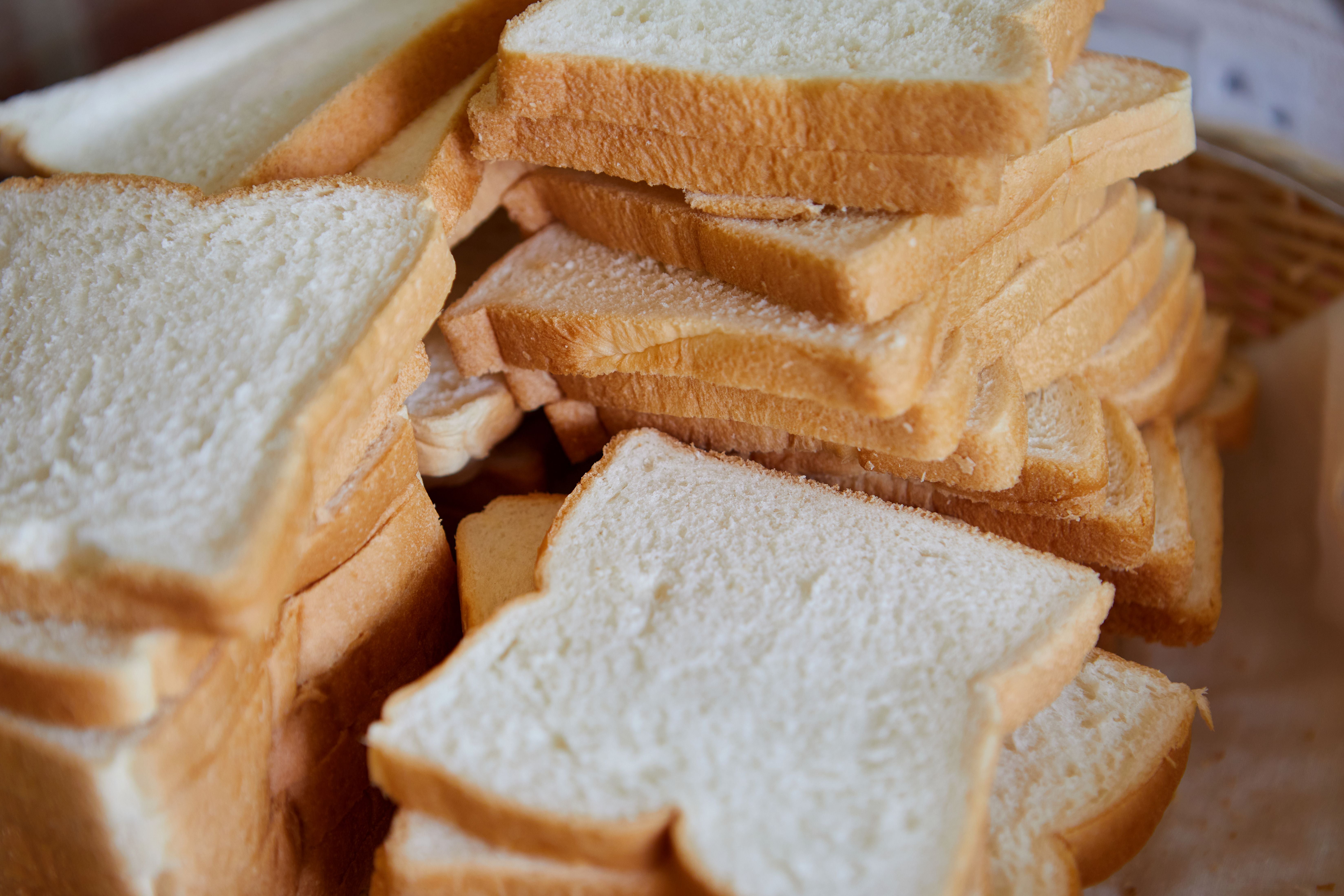 Mehrere Scheiben geschnittenes Toastbrot liegen gestapelt aufeinander.