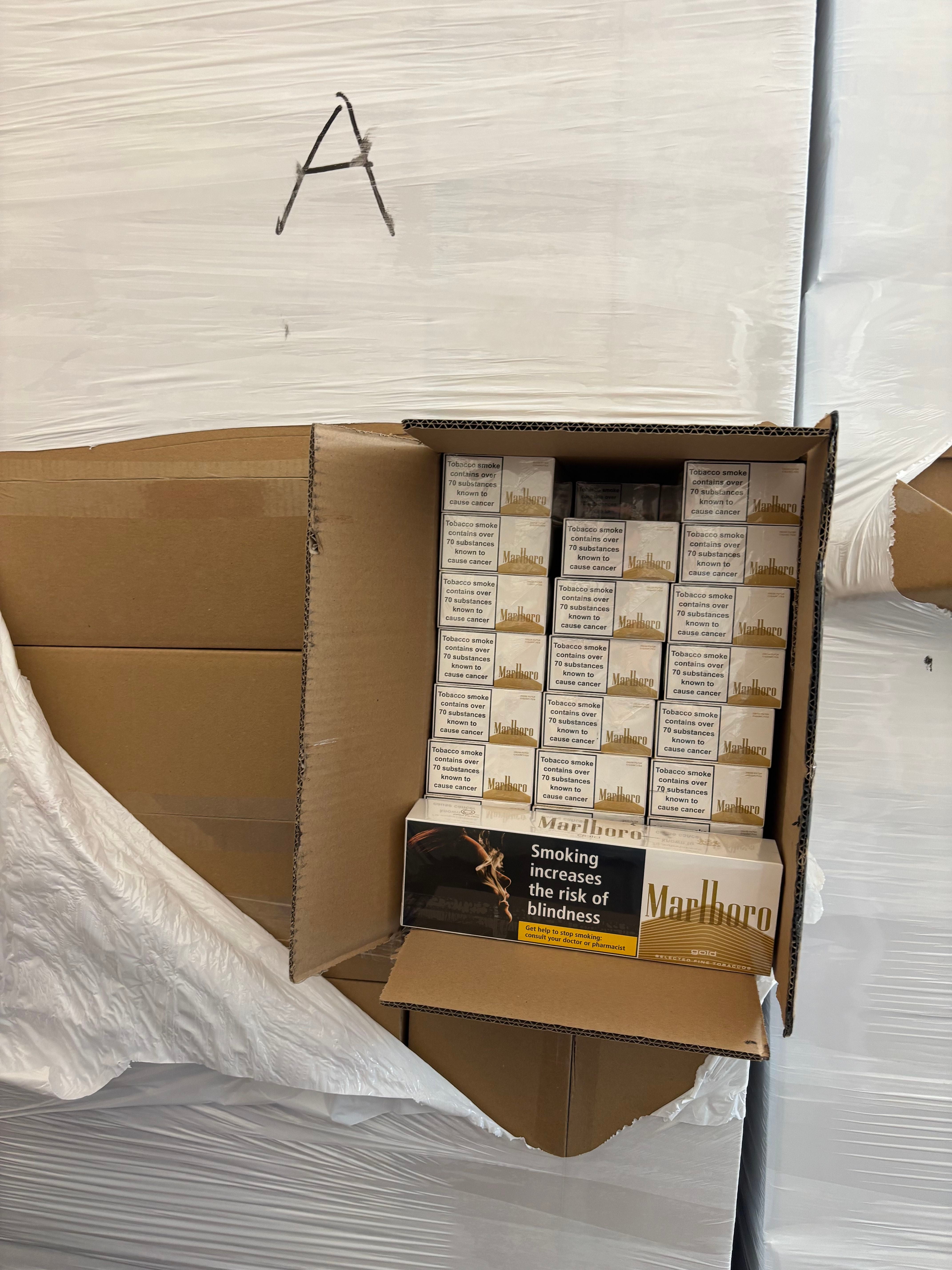 Geöffneter Karton mit mehreren Marlboro-Zigarettenschachteln, Hinweis auf Schmuggel.