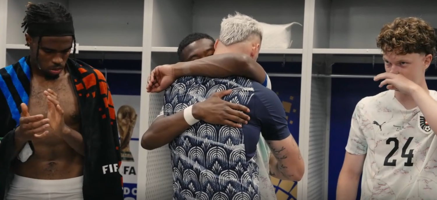 Innige letzte Umarmung! Marko Arnautovic verabschiedet sich nach dem WM-Aus unter Tränen von ÖFB-Bruder David Alaba.