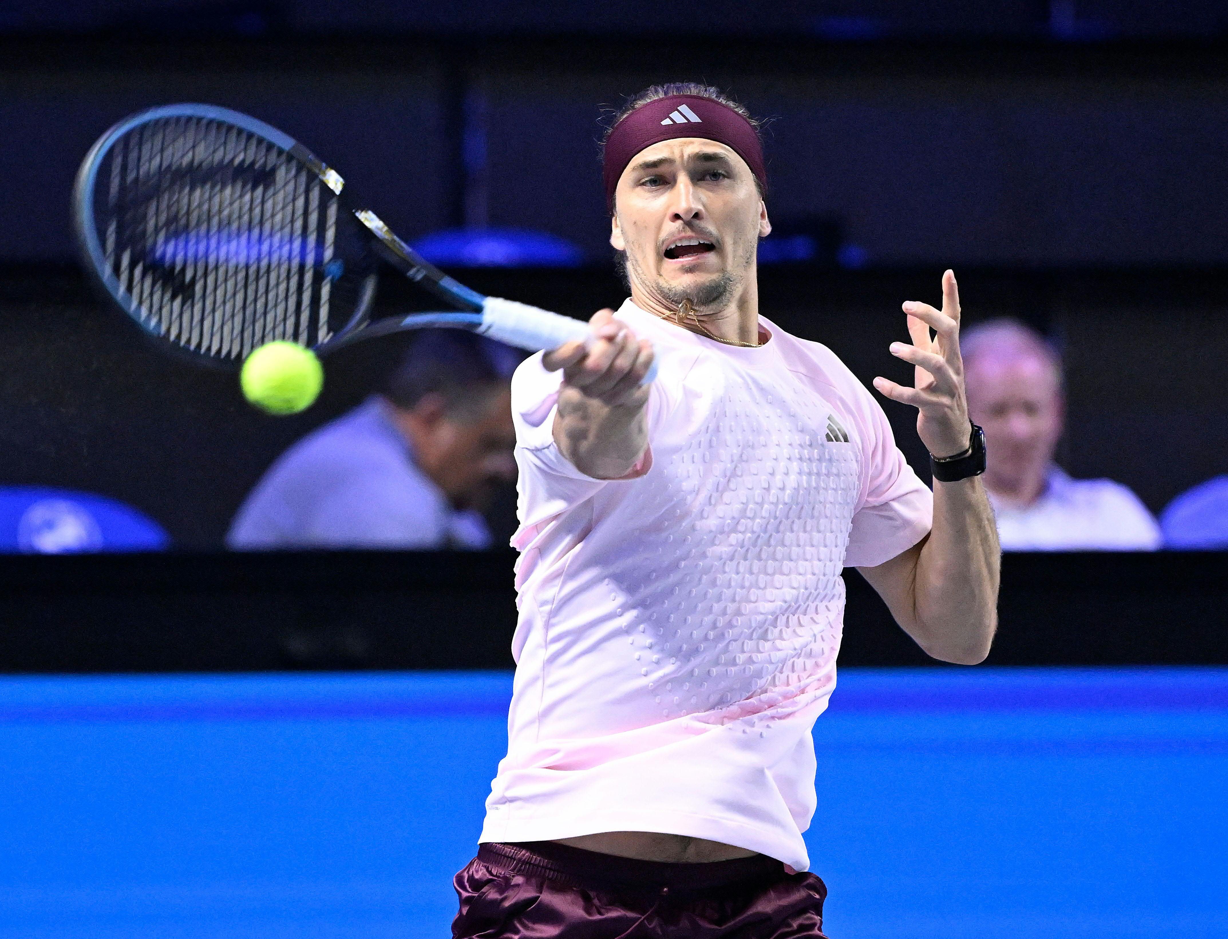 Alexander Zverev schlägt im rosa Trikot und mit dunklem Stirnband eine Vorhand auf dem Tennisplatz.