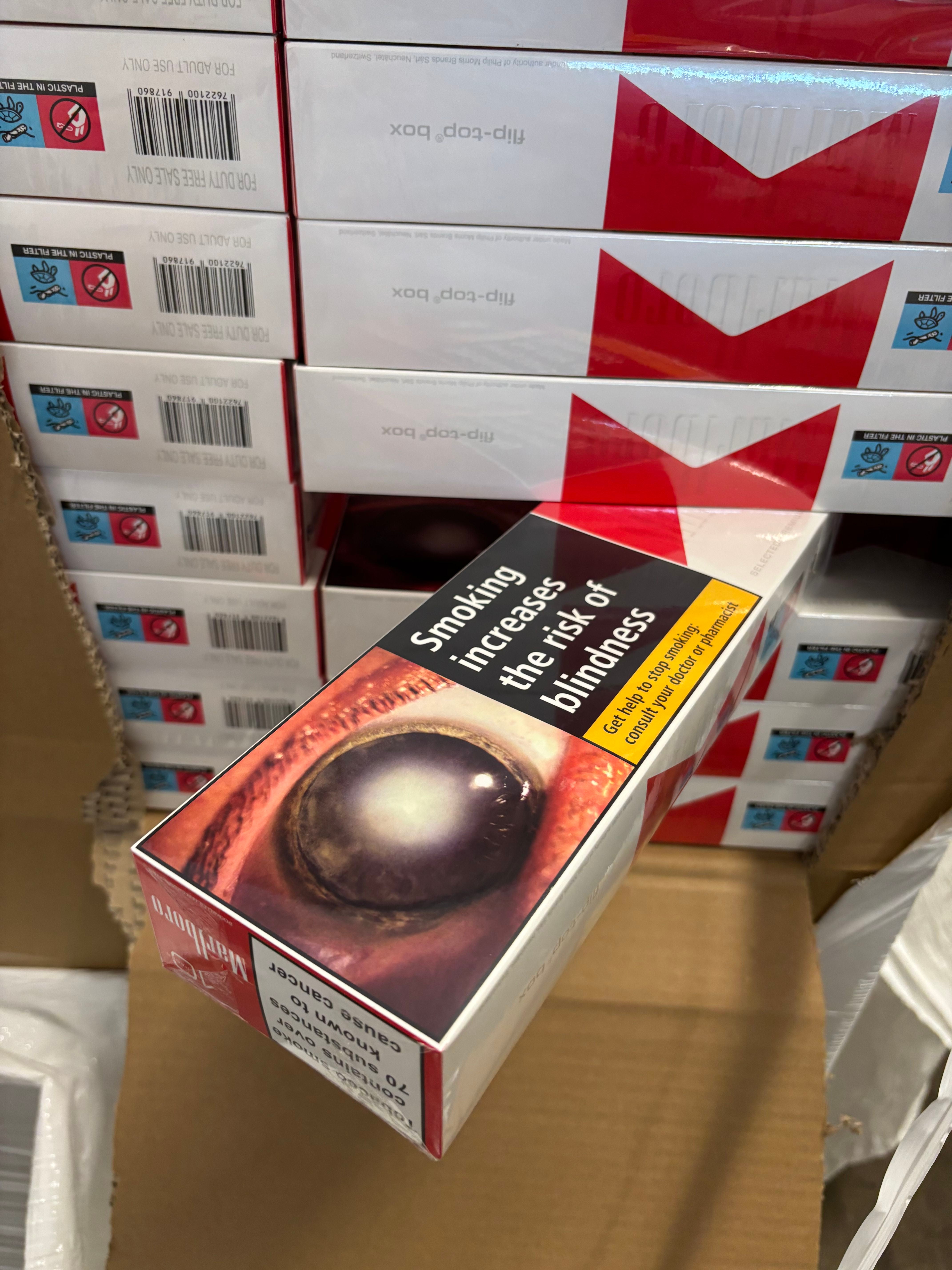Mehrere Zigarettenpackungen mit Warnhinweis und Bild eines erblindeten Auges.