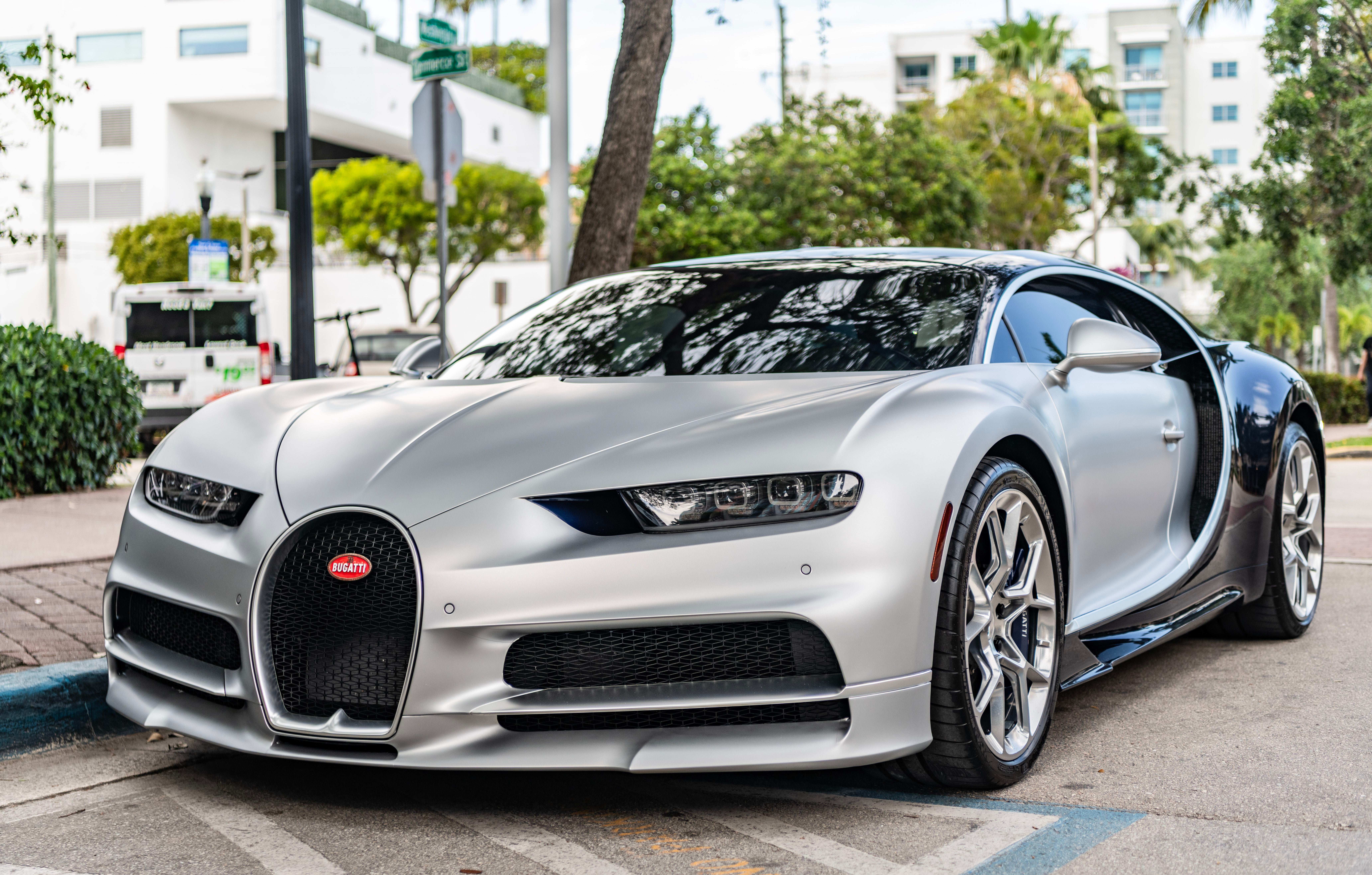 Silberner Bugatti Chiron Sportwagen ist auf einer Straße geparkt.
