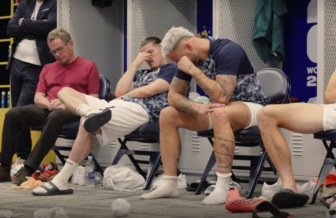 Kein Halten mehr bei Arnautovic! In der Kabine verabschiedet sich Österreichs Rekordspieler mit bewegenden Worten von seinen Mitspielern.